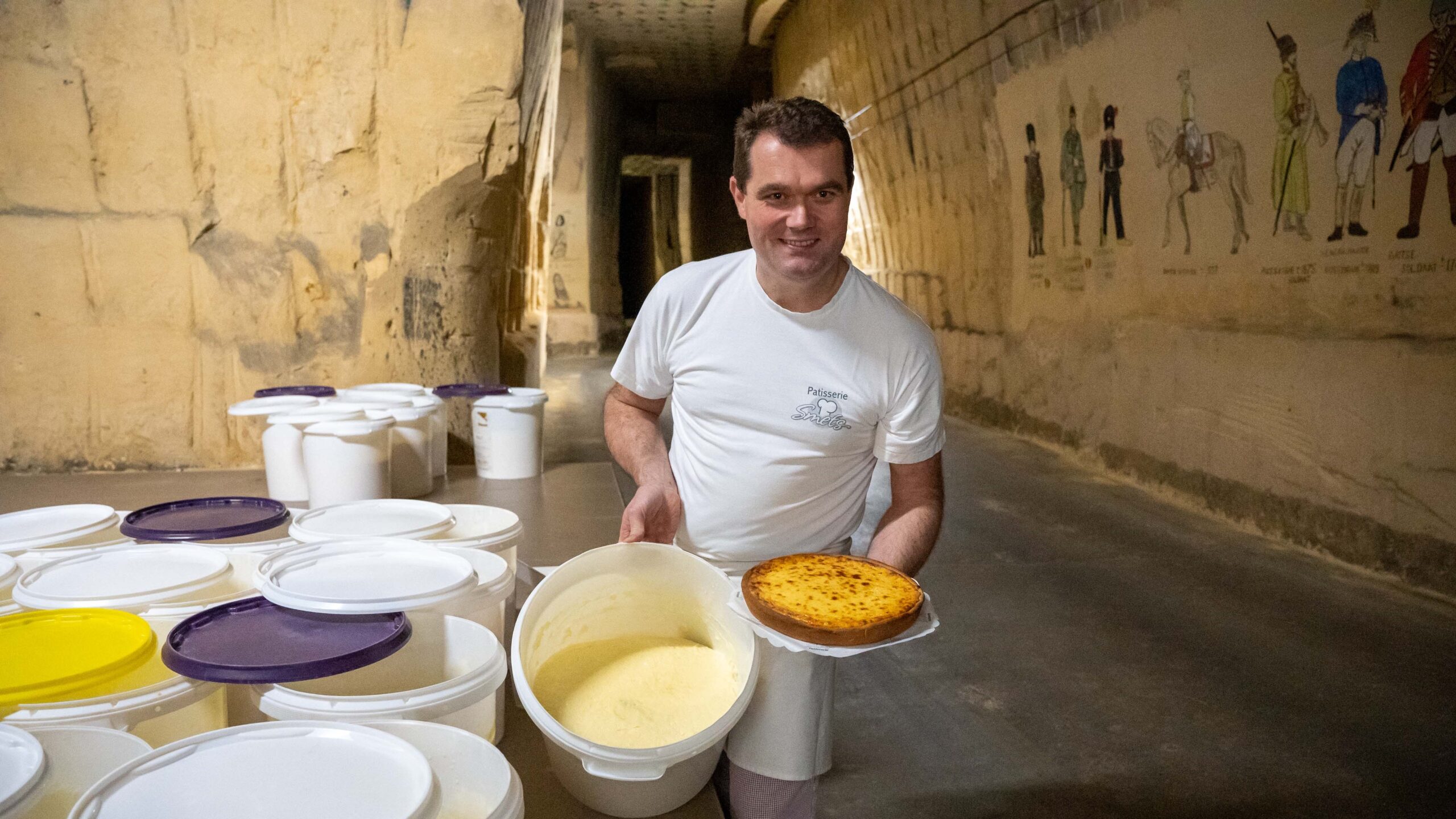 Roland Smet in de mergelgrotten, waar hij de rijst voor zijn vlaaien laat rijpen. Foto's: Jerom Rozendaal
