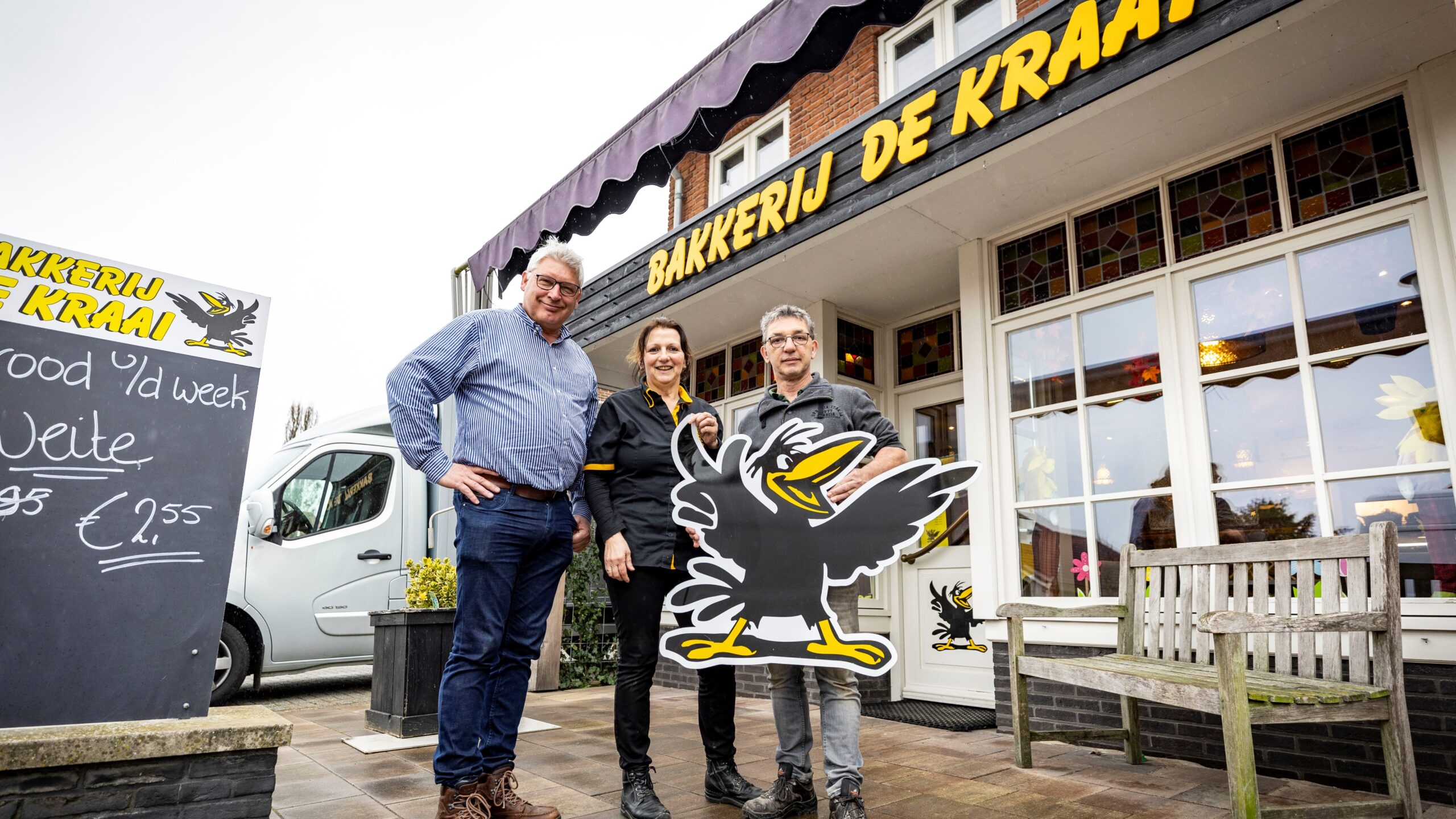 Grego en Annemarie Kraaijvanger dragen hun bakkerij en medewerkers over aan Vincent Nollen (l).