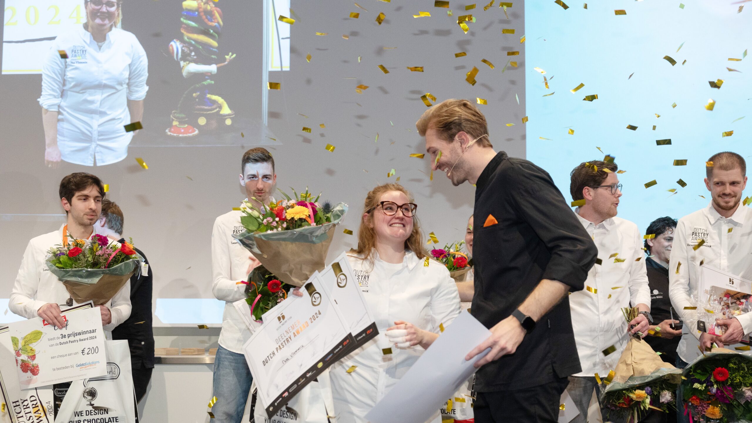 De winnares straalt van geluk. Foto's: Herbert Wiggerman