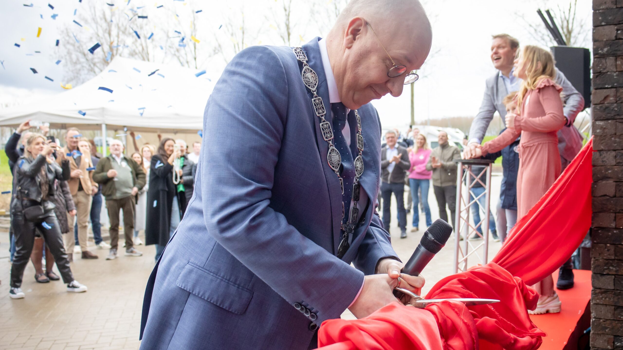 De Bossche burgemeester Jack Mikkers opent de nieuwe bakkerij van Keilekker
samen met eigenaar Remco Beekman en zijn twee kinderen Finne en Robbe. Foto's: Marjon Zijlstra Fotografie