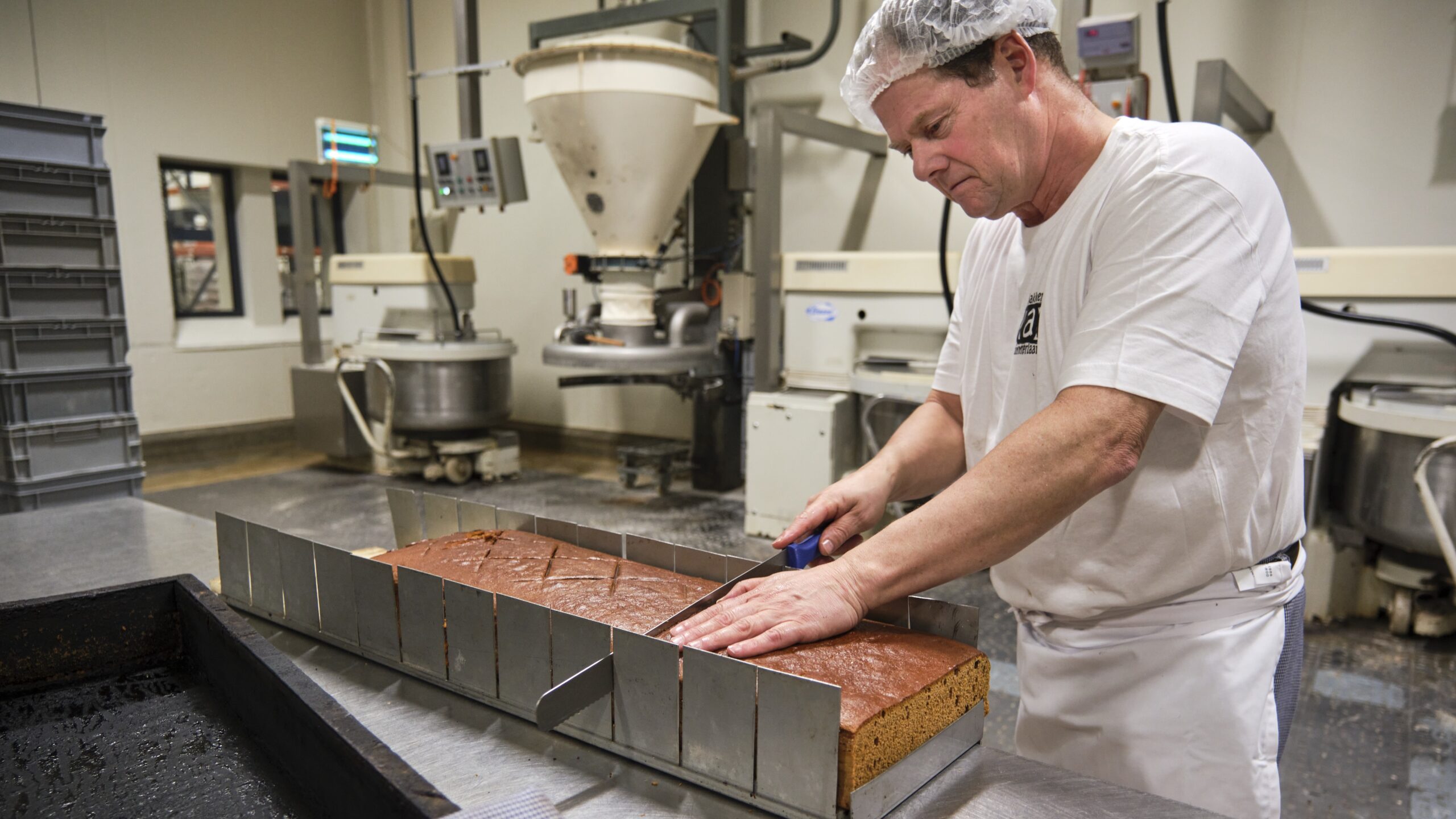 Rob Janmaat is kwaliteitscontroleur bij Bakker Ammerlaan. Het is hem gelukt het acrylamidegehalte in onder meer ontbijtkoek te verlagen. Foto: Fred Libochant Fotografie

