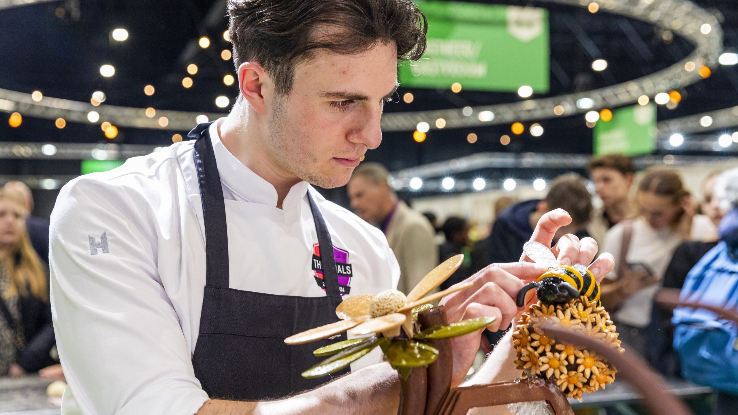 Willem van de Ven bij zijn werkstuk van brood, de botanische tuin, waarmee hij in 2024 won. Foto: Summa
