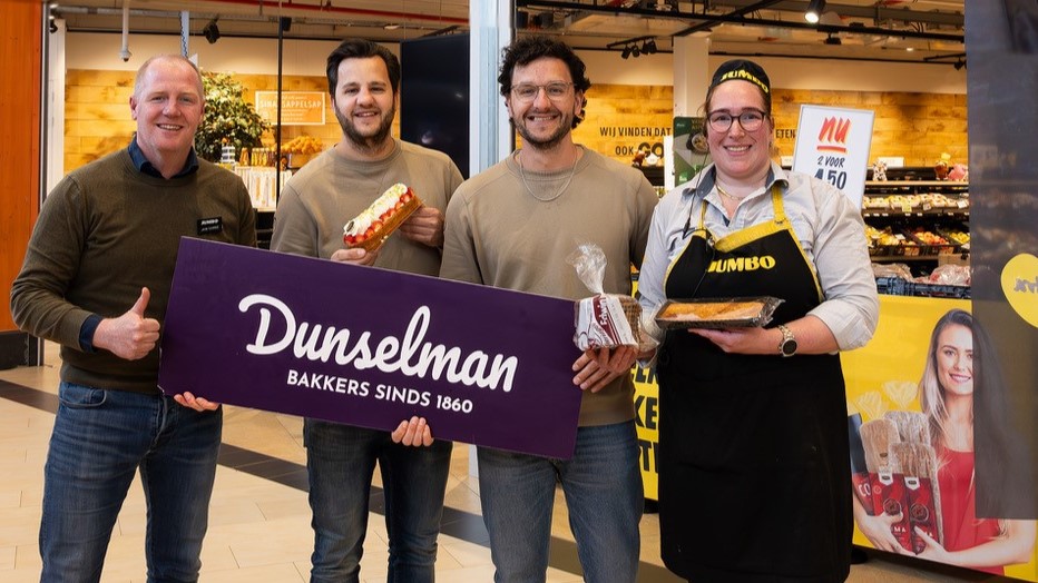 Barry en Peter Dunselman (2e en 3e van links) vormen een 'ondernemersfamilie' met Jumbo Kooistra: 'Mooie kans.' 
Foto: Dunselman