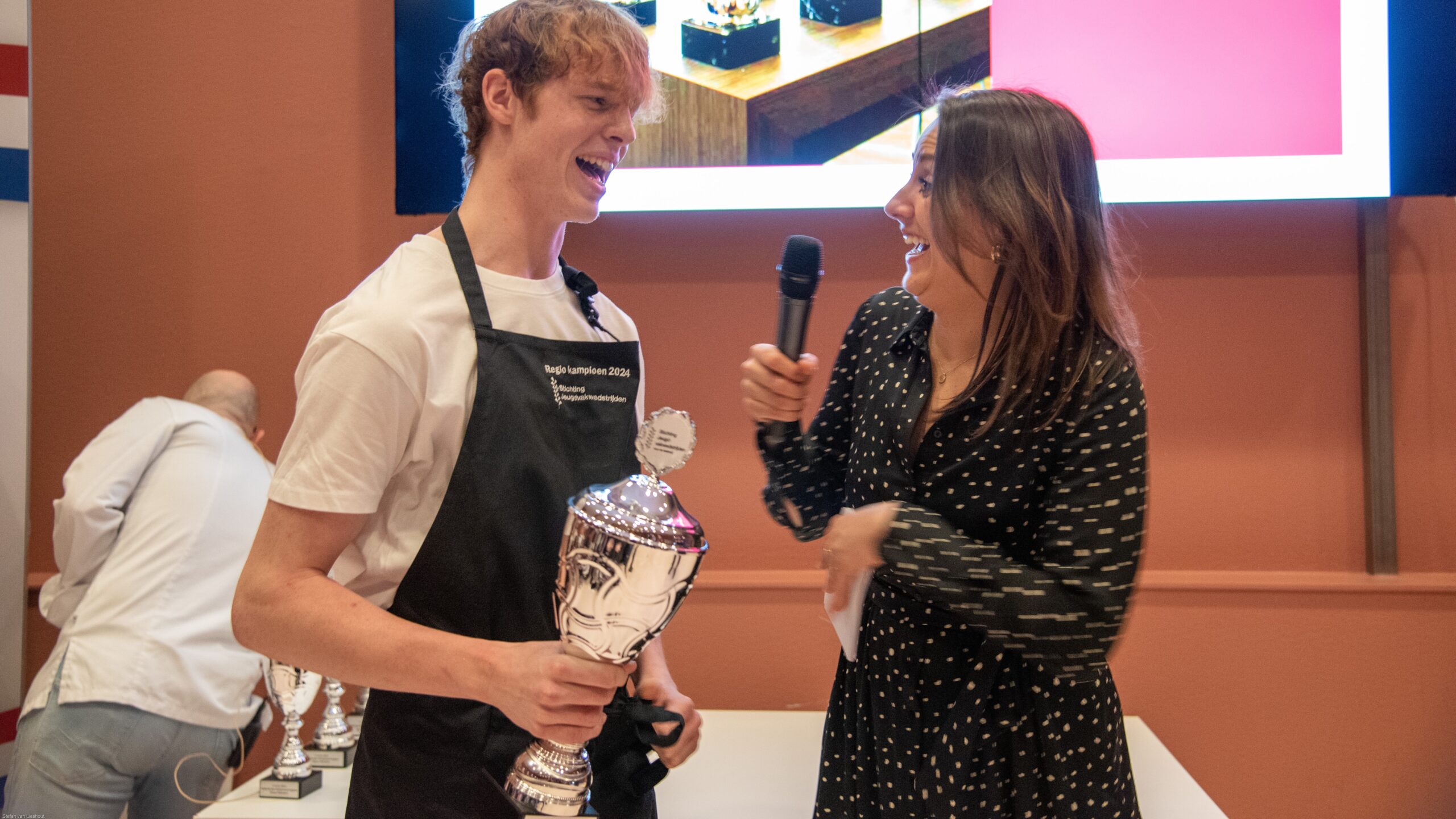 Sander Loman is uitzinnig van vreugde als hij eerste wordt in de klasse Boulanger. Presentatrice Sophie Leenders (Beko) deelt in zijn blijdschap.