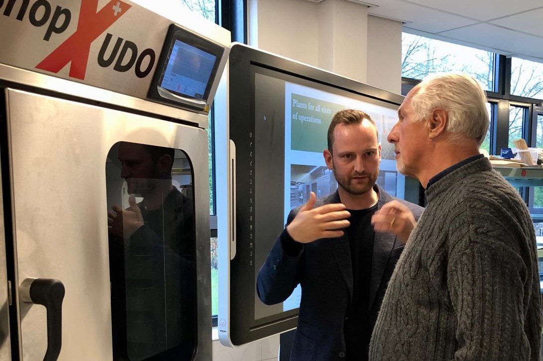 De belangstelling voor de Shop-Udo is gewekt. Productmanager Gero Friedrich (l) geeft uitleg. Foto's AMR