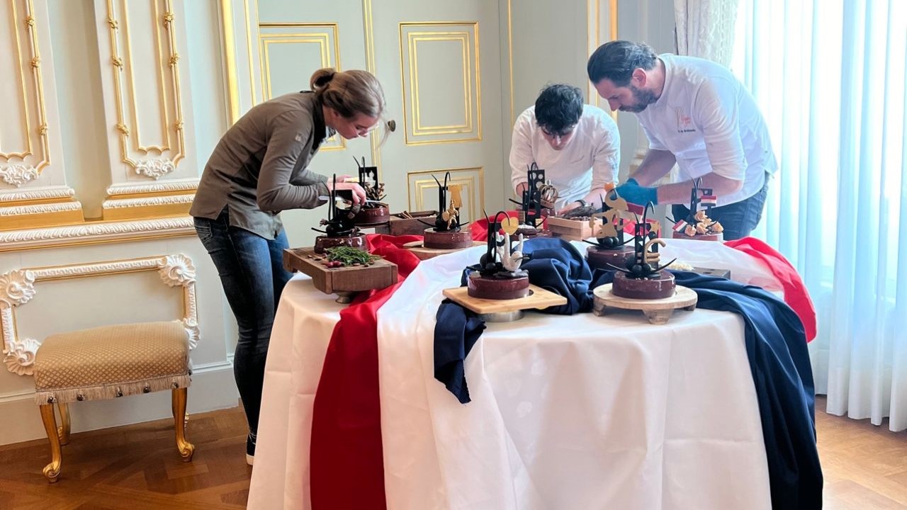 Het opstellen van de taarten voor Trix door Serena van Breukelen, Tijs Hermkens en Hidde de Brabander.