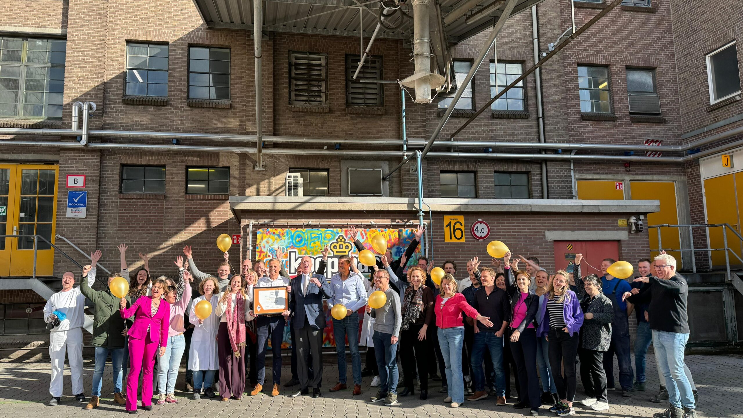 Dirk Lodewijk, CEO Royal Koopmans, neemt de oorkonde in ontvangst van Romy Blankenspoor (directeur Koning Willem I Stichting) en juryvoorzitter Niels Onkenhout.

