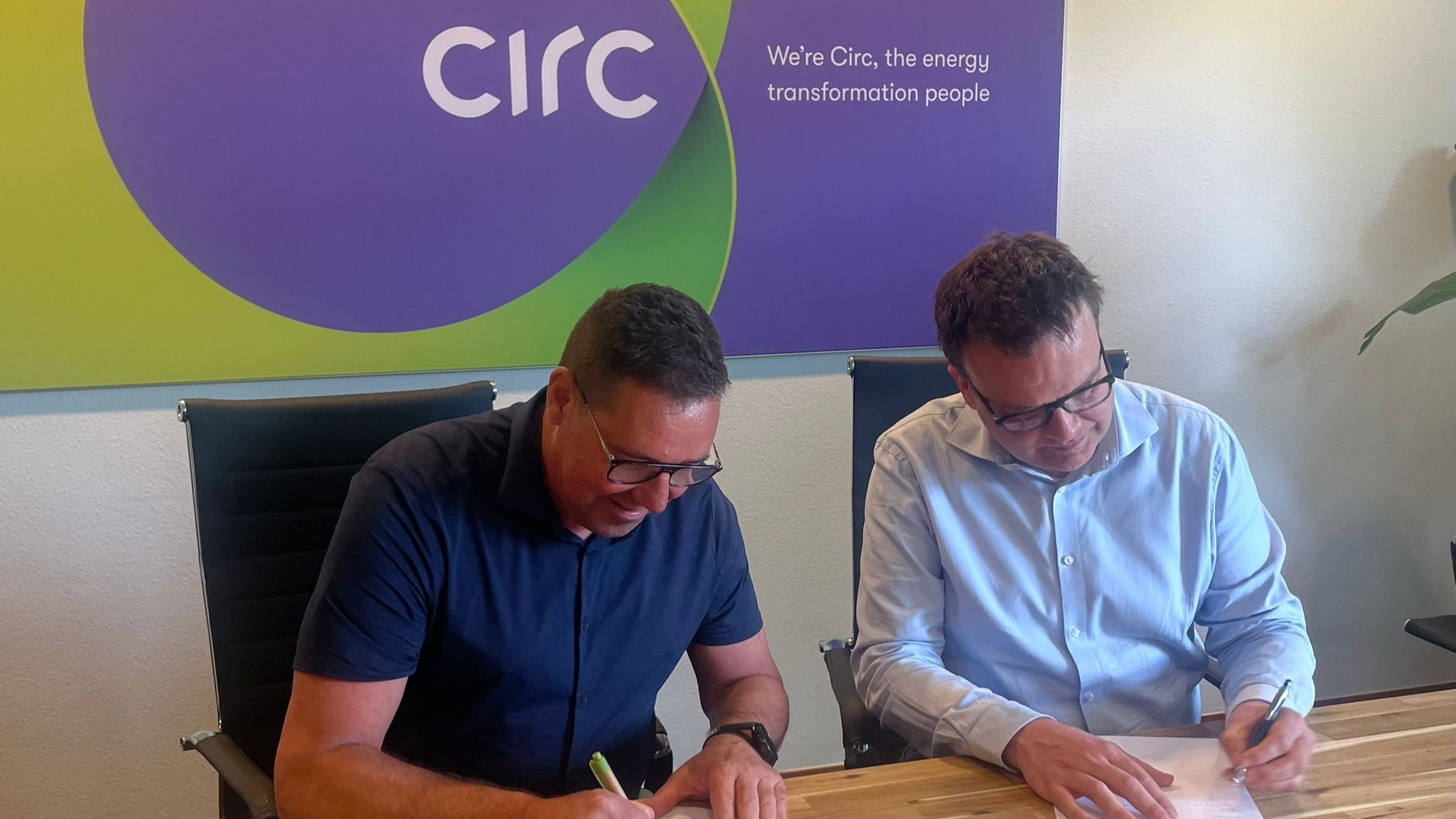 Richard Guldemundt (Beko) en Spencer Schols (Circ) zetten hun handtekening onder de overeenkomst. Foto: BT
