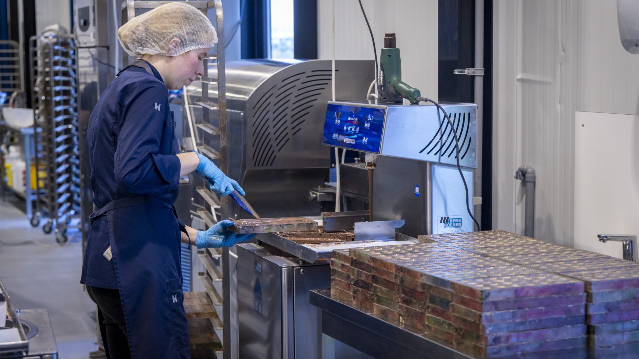 Voorlopig wordt er onbezorgd gewerkt met cacao bij Chocoladebezorgd in Hoogeveen. Foto's: Koos Groenewold