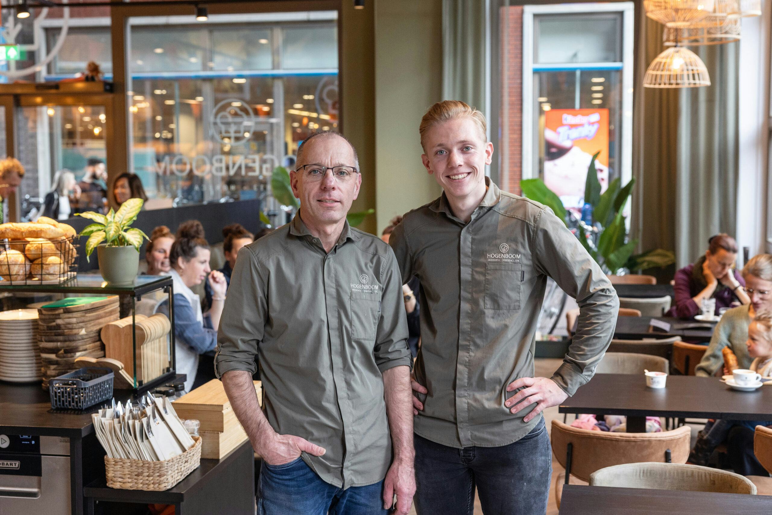 Freek Hogenboom met zijn zoon Oscar in hun nieuwe Bakkersbistro. Foto's: Herbert Wiggerman
