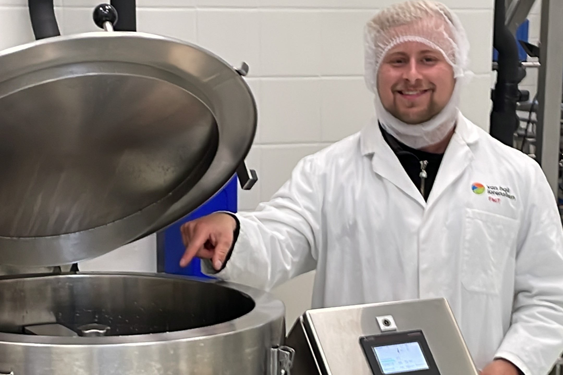 Op de foto neemt Aeres-student Michel Schaafsma de machine gebruik. Foto: Bakery Sweets Center