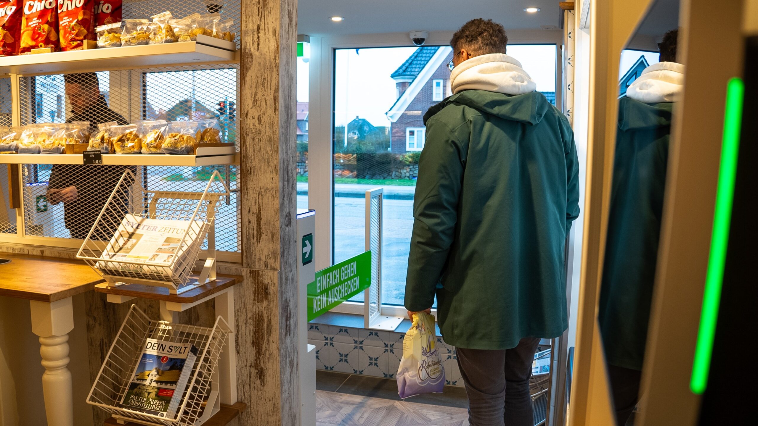 Een klant verlaat zonder te betalen de winkel. 
