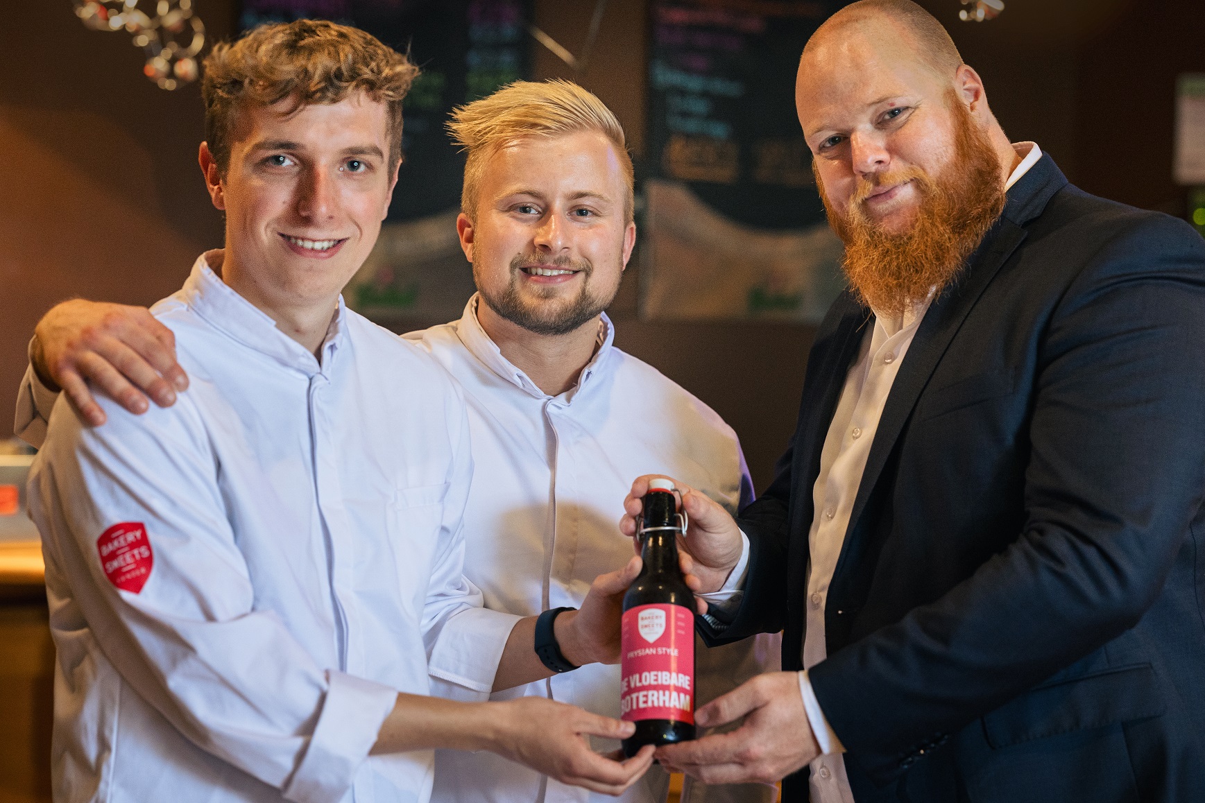 Studenten Wout de Beer (links) en Michel Schaafsma overhandigen hun Vloeibare Boterham aan Tweede Kamerlid Aant-Jelle Soepboer. Foto: Andries van der Werf