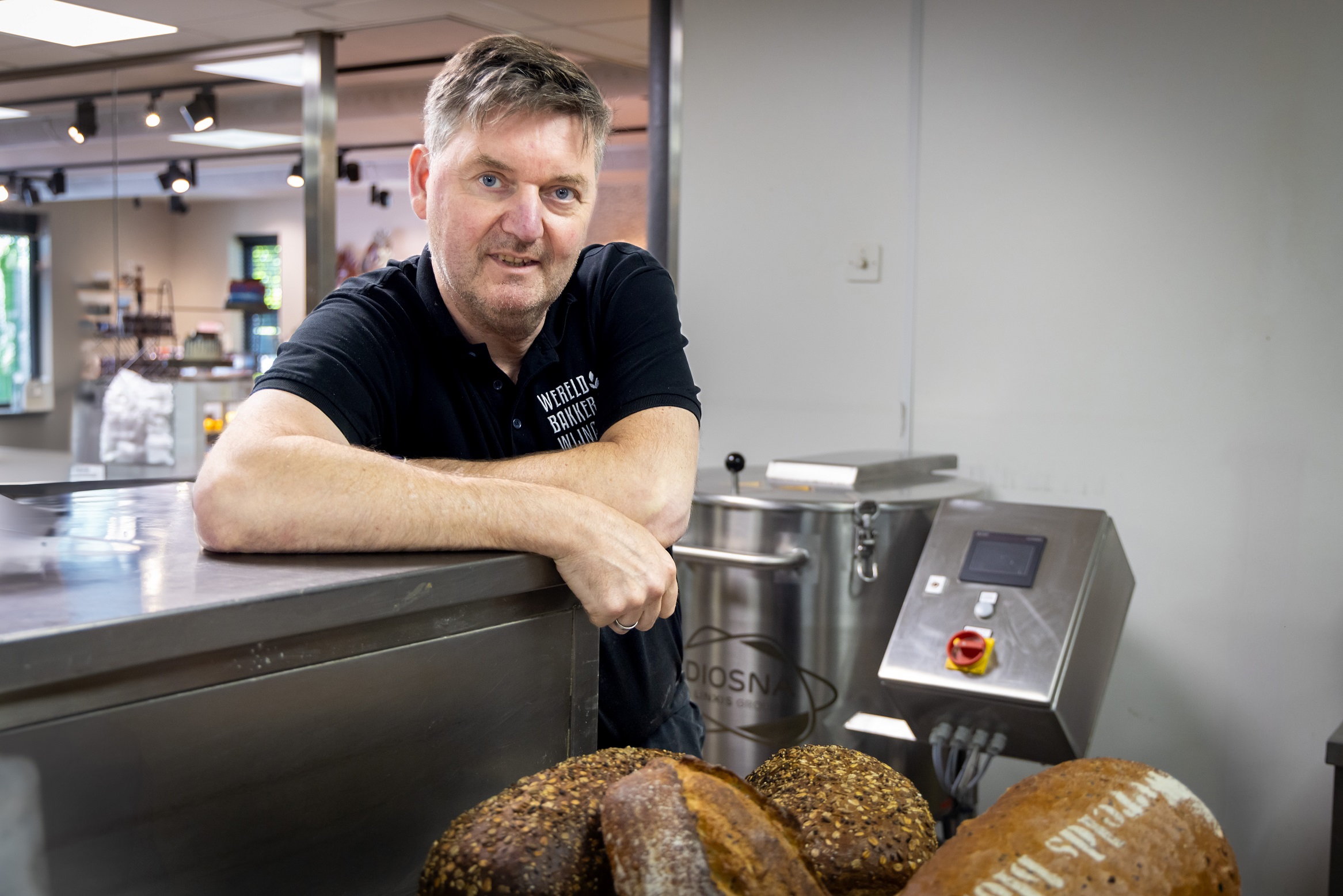 Wereldbakker Wijnand bij de kookketel in zijn bedrijf in Laren. Foto's: Koos Groenewold