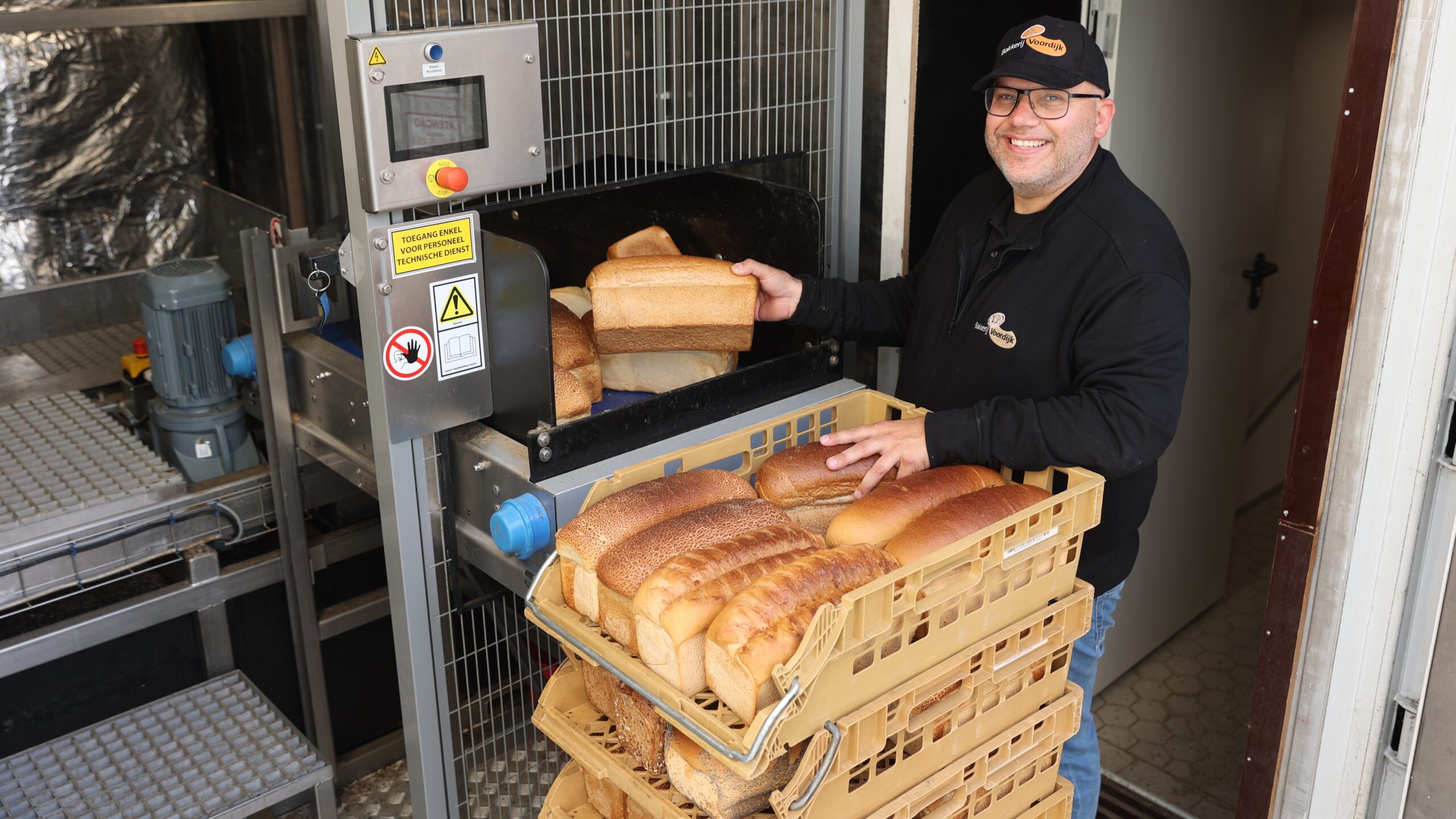 Geert Voordijk doet de broden in de biovergister die dient als pilot voor andere bakkerijen. Foto’s: Dennis Wisse