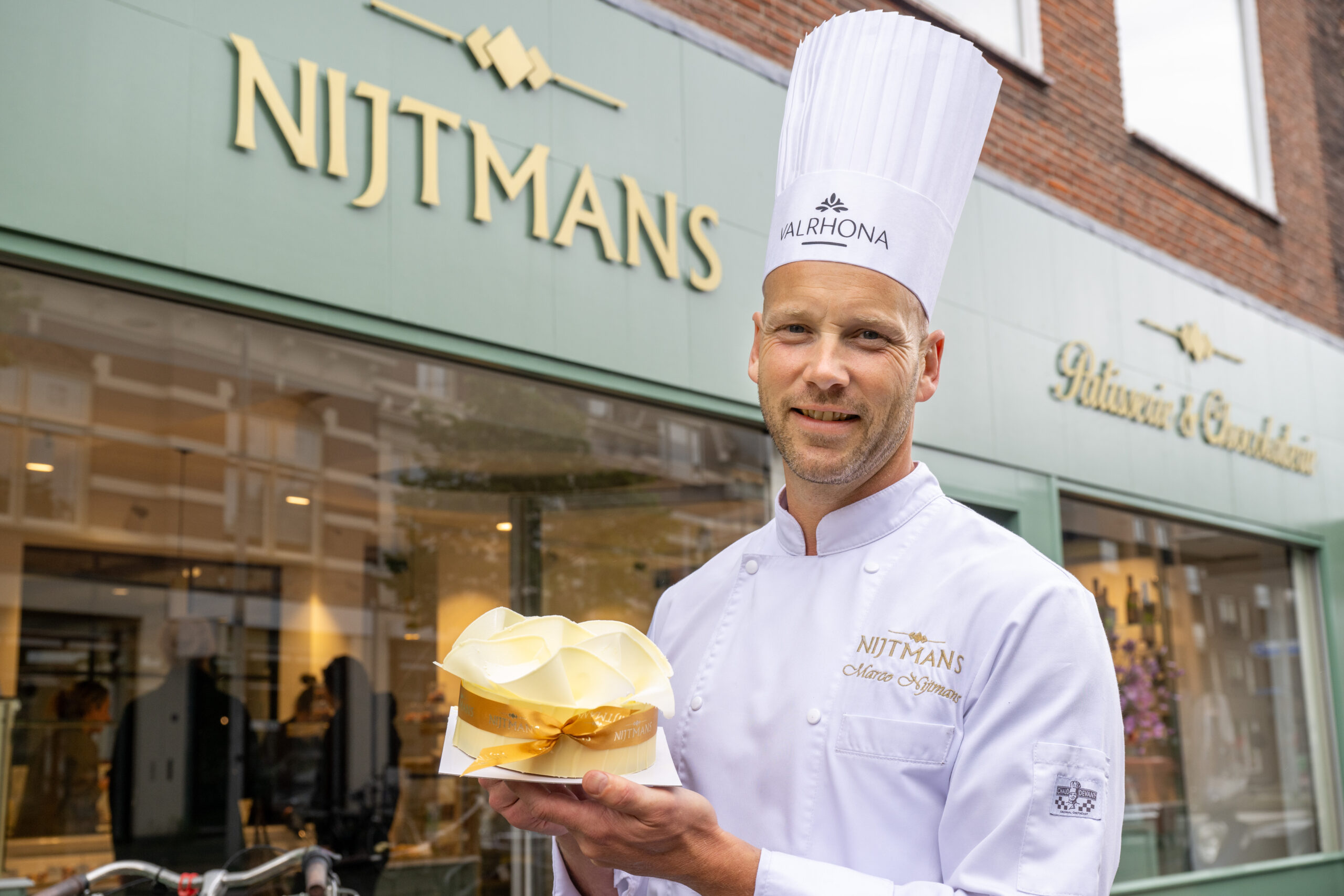 Zijn nieuwe patisserie heeft  Nijtmans de nodige hoofdbrekens gekost, maar de ondernemer bloeit inmiddels weer helemaal op. Foto's: Fotobureau Dijkstra