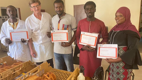 In Gambia ontvangen de vier trainees hun certificaat. Beeld: STIOS