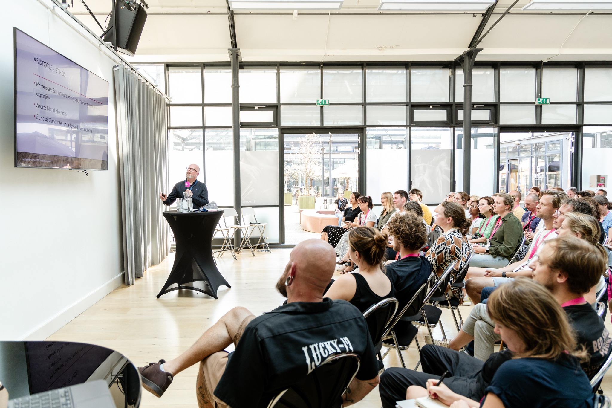 Ian Waterland vertelt over de verschillende manieren waarop microbakkers in Engeland te werk gaan. Foto's: BI/Andrew Kambel