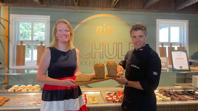 Madeleine Gielens, oprichter van MaGie Creations, en bakker Jan-Aart Schuld ontwikkelden koolhydraatarm brood van brouwgerst. Foto: MaGie Creations