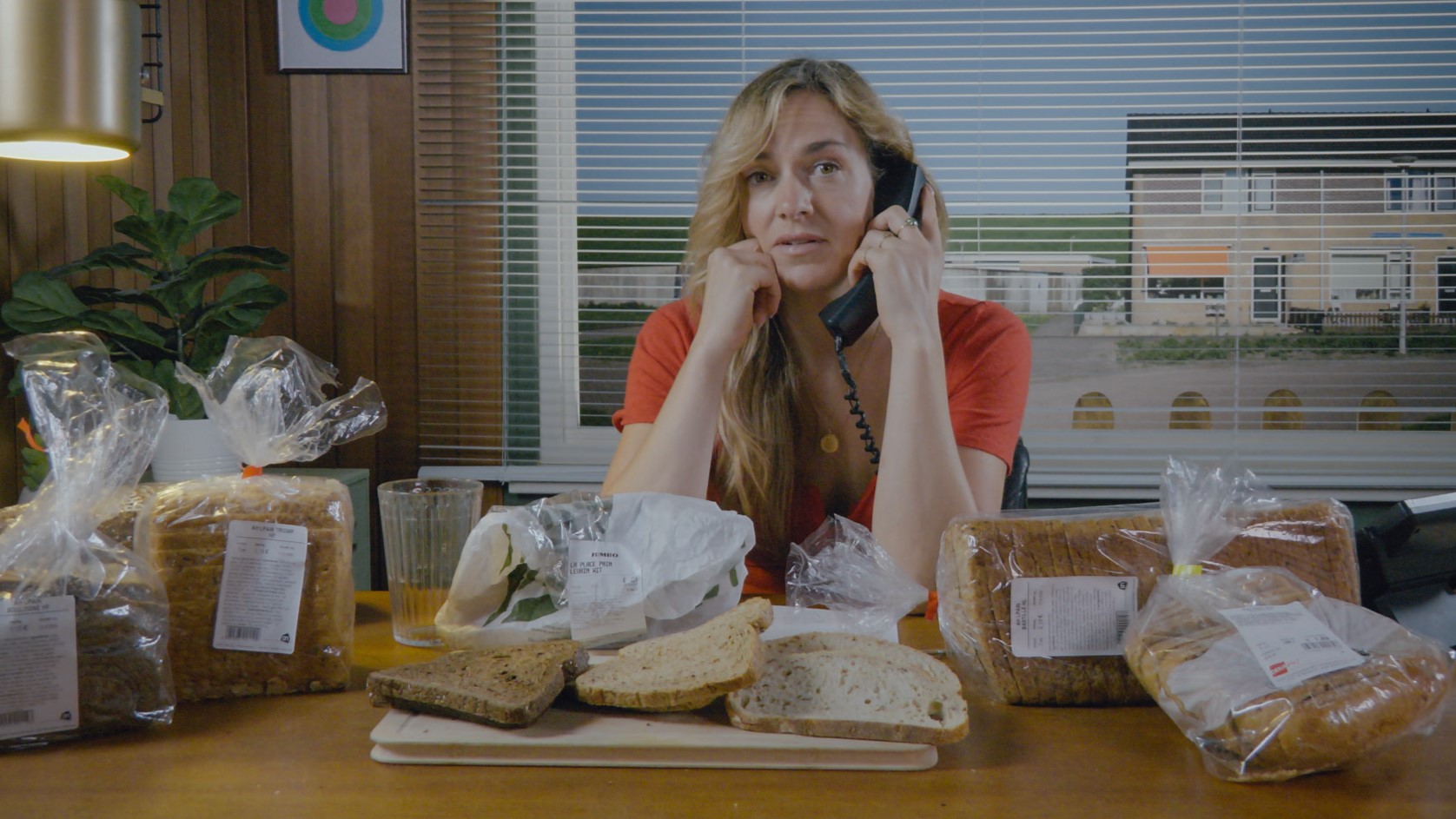 Marijn Frank belt diverse producenten van 'Frans' brood voor de uitzending van 30 september. Foto: KvW