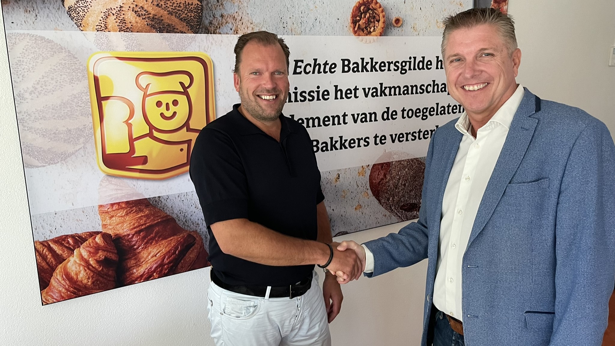 De nieuwe directeur Sven Flapper wordt welkom geheten door gilde-voorzitter Hans Keurhorst. Foto: EB