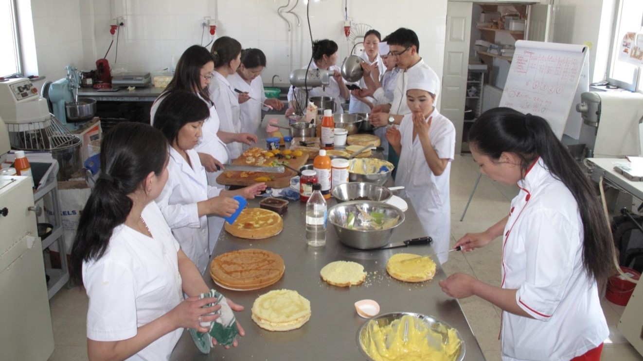 Onder meer in Mongolië was STIOS actief, bijvoorbeeld met deze taartbakles in Ulaanbatar. 
