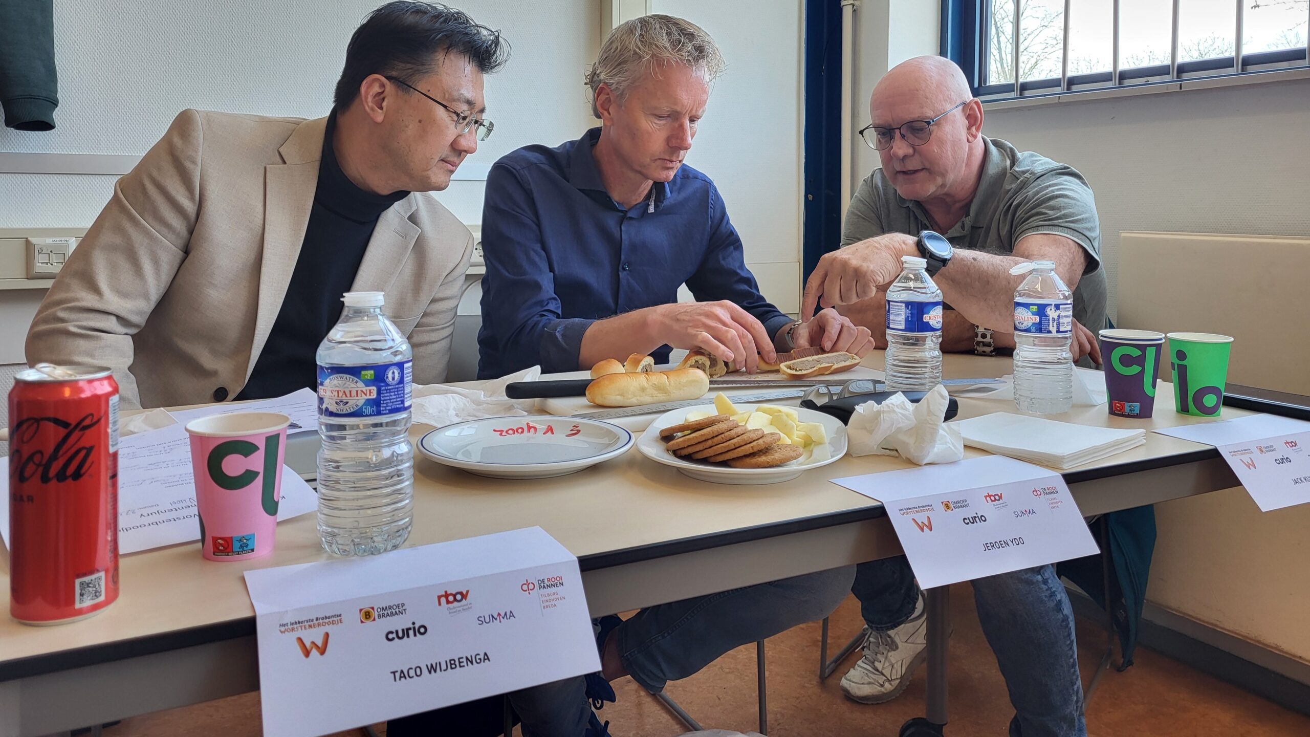 Jurering van Het Lekkerste Brabants Worstenbroodje in 2024, met links Taco Wijbenga.