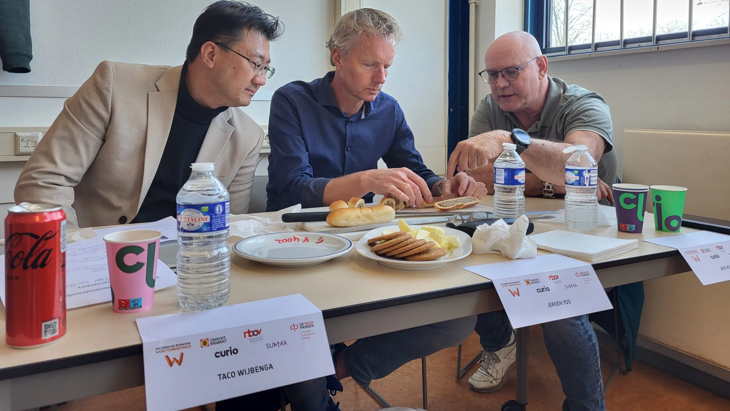 Jurering van Het Lekkerste Brabants Worstenbroodje in 2024, met links Taco Wijbenga.