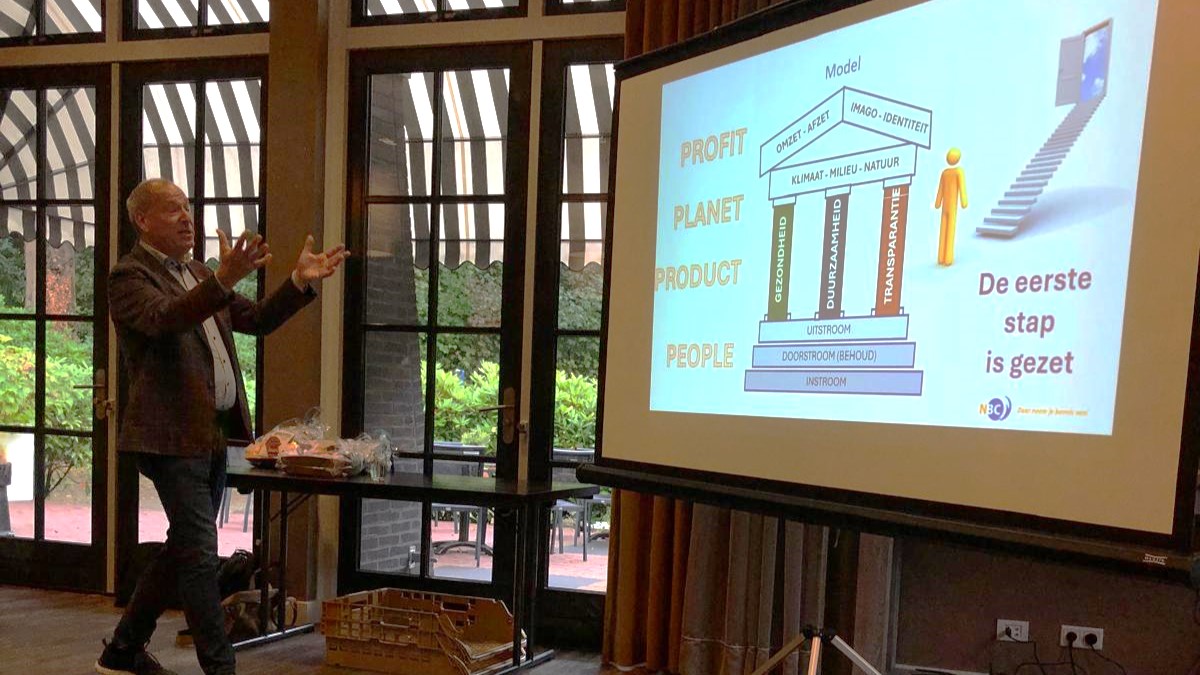 Frank Janssen houdt een vurig betoog over de richting die de bakkerij als geheel op zou moeten. Foto: AMR
