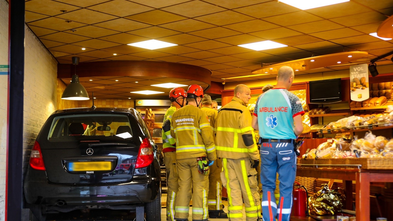 Een automobiliste is bakkerij Frentz binnengereden. Daardoor zijn er vier gewonden gevallen, waarvan een met spoed naar het ziekenhuis is gebracht. Foto: ANP