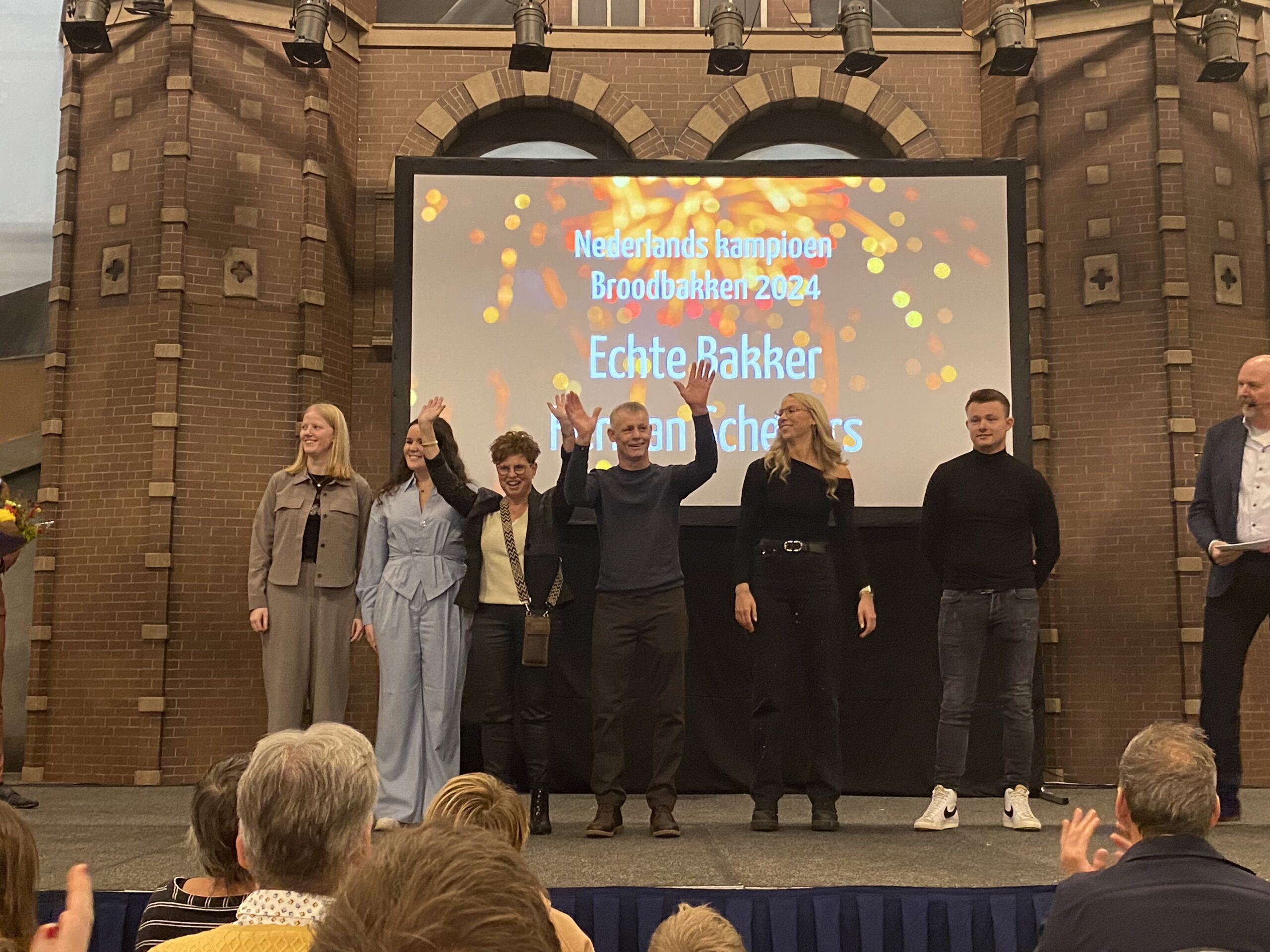 Het dolgelukkige team van Herman Schepers. Foto's: : Piet Haaksma