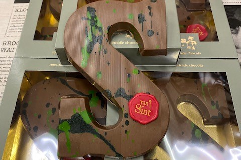 Dubai-letters van Bakkerij Neplenbroek. 