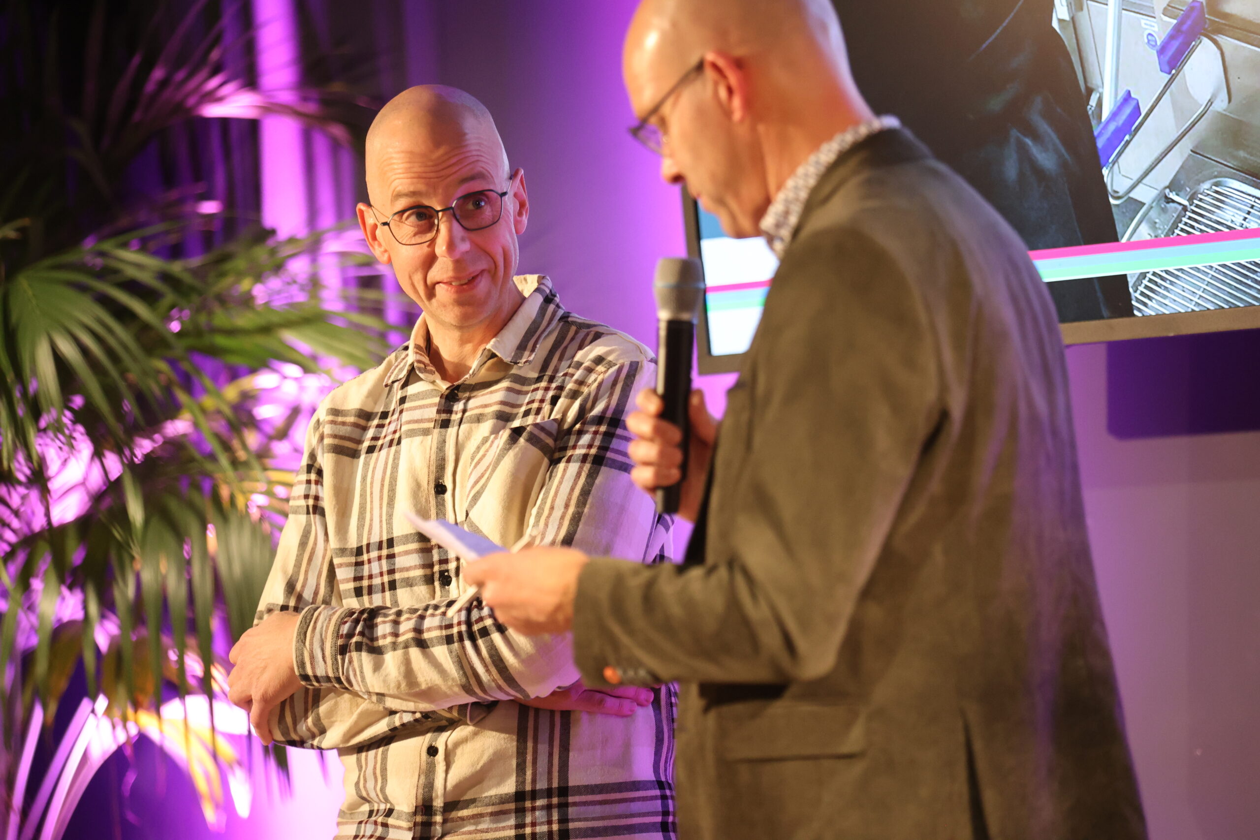 Bakker Klaas Fuite (l) is al vanaf 2004 een fervent duurzaamheidsaanhanger. Hier wordt hij bevraagd door gespreksleider Hilco Wagenaar. Foto's: Dennis Wisse