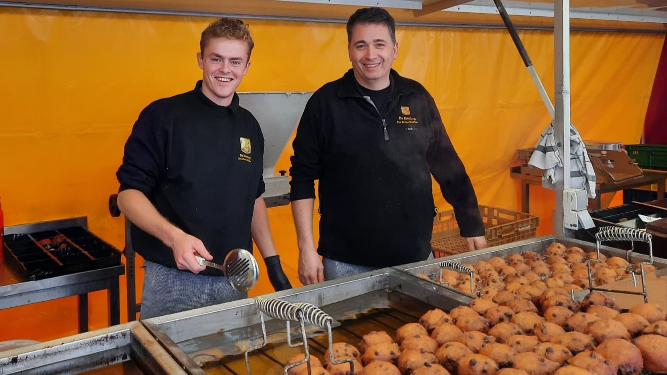 Het is de tijd van het jaar: kersverse partners Leon Prins (l) en Jaco Wolfert bakken oliebollen. Foto's: Prins/Wolfert