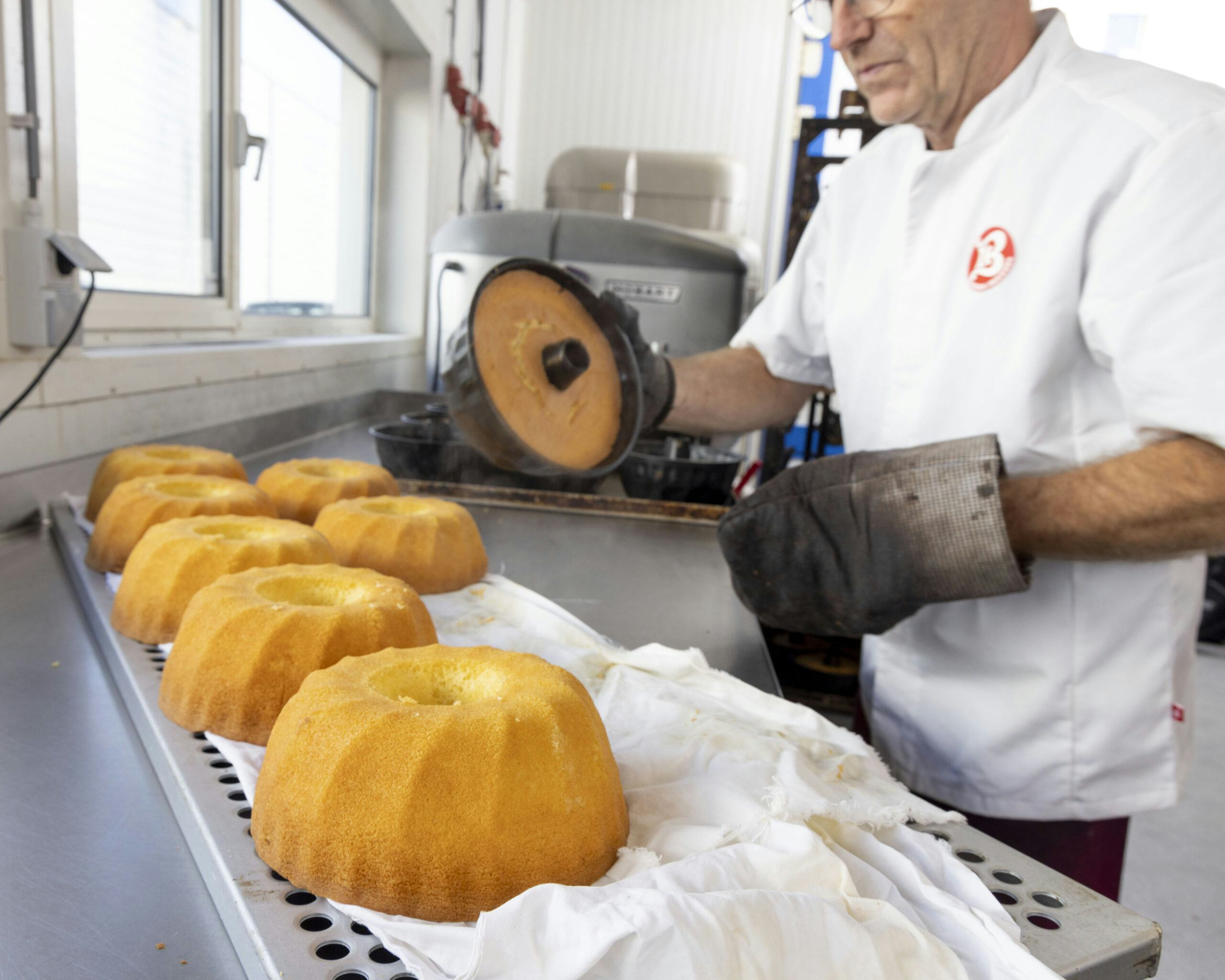 Bakkerij Bekkers bakt met boter-margarinemelange boerenfamiliecake, tulbanden en appeltjescake: met kaneelgranules en appels.