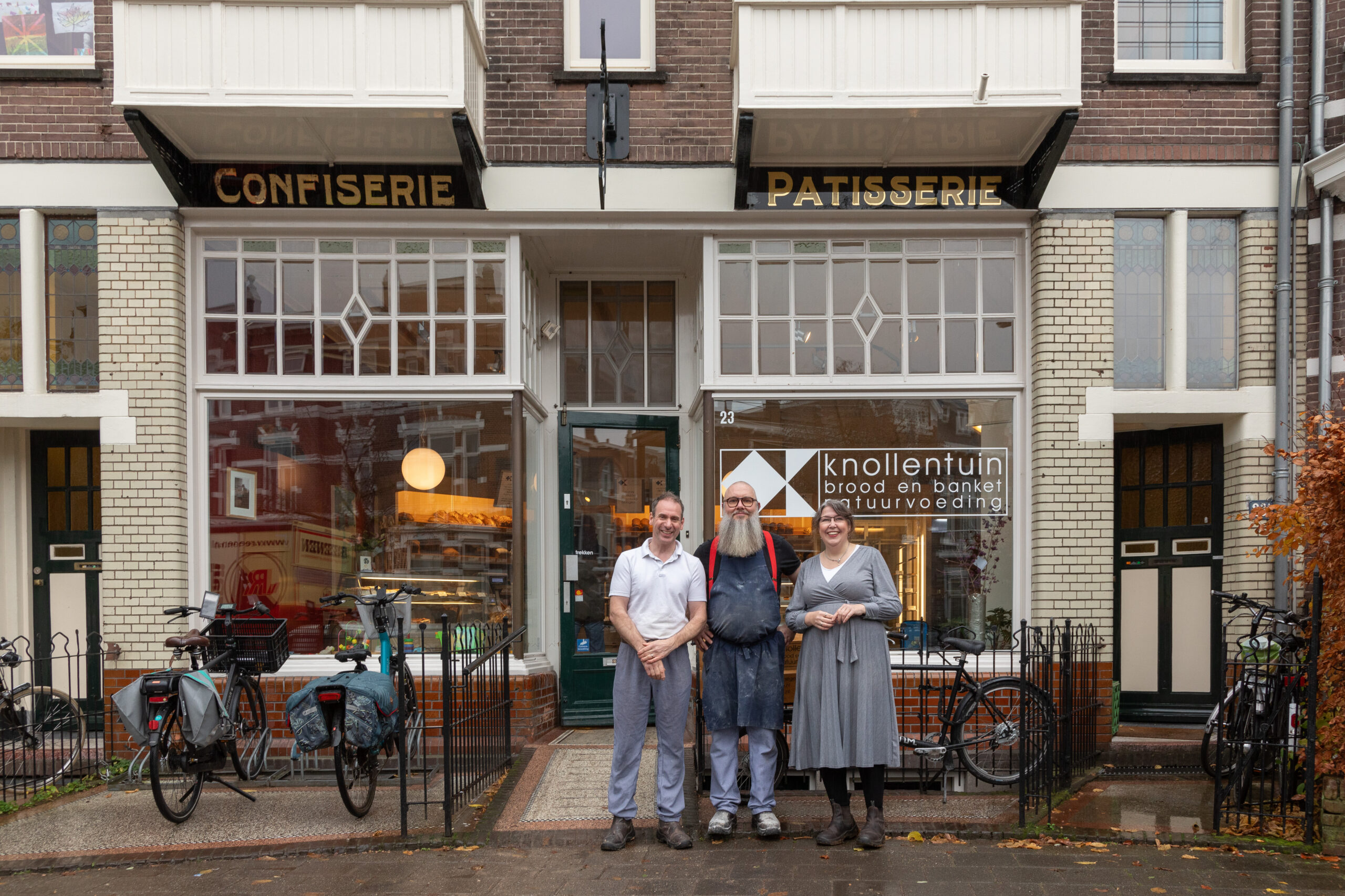 De eigenaren van de 50-jarige bakkerij de Knollentuin (vlnr): Bas Loeffen, Jeroen Sluijters en Anke Loeffen. Foto: JTDproducties