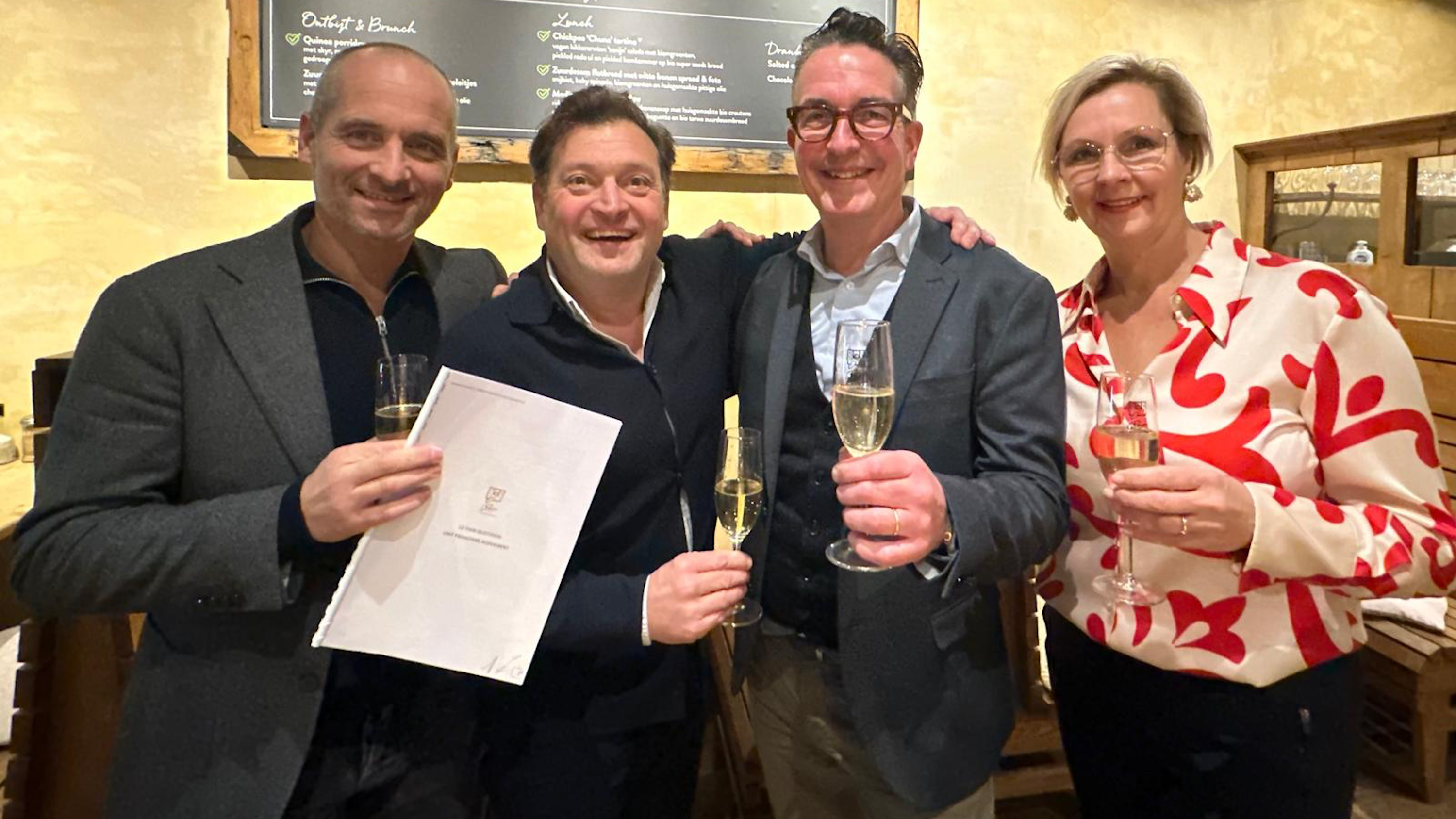 Hubert Nieuwendijk, Arne Altmann en Henri en Diana Hochstenbag (vlnr) proosten op de samenwerking. Foto: LPQ