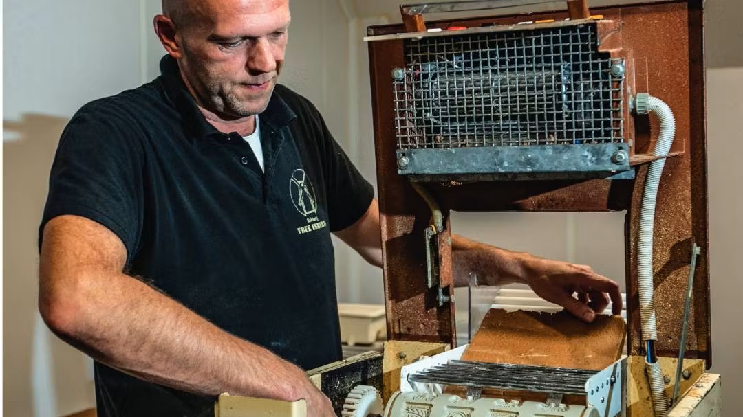 Wout Vree Egberts weet niet beter of de Kalmeijer-koekjesmachine werd de speculaasmachine genoemd. In de toekomst wil hij er graag meer mee doen dan alleen speculaas maken. Foto: Ronald Hissink