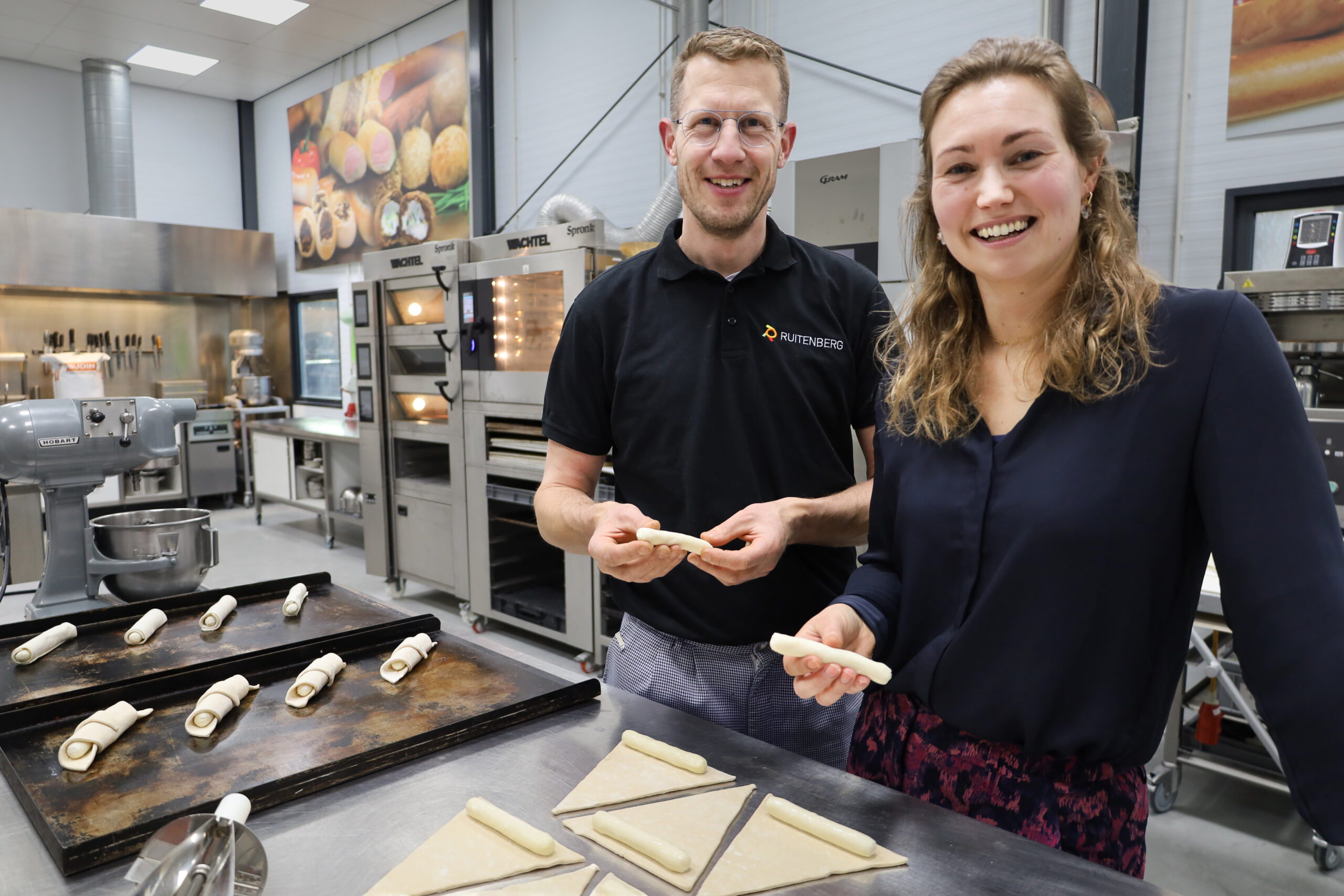 Arthur van Meerveld, Application Manager Bakery & Convenience met Accountmanager Bakery Benelux Esther van der Spek: "Ruitenberg Ingredients voorziet in vraag naar efficiëntie."