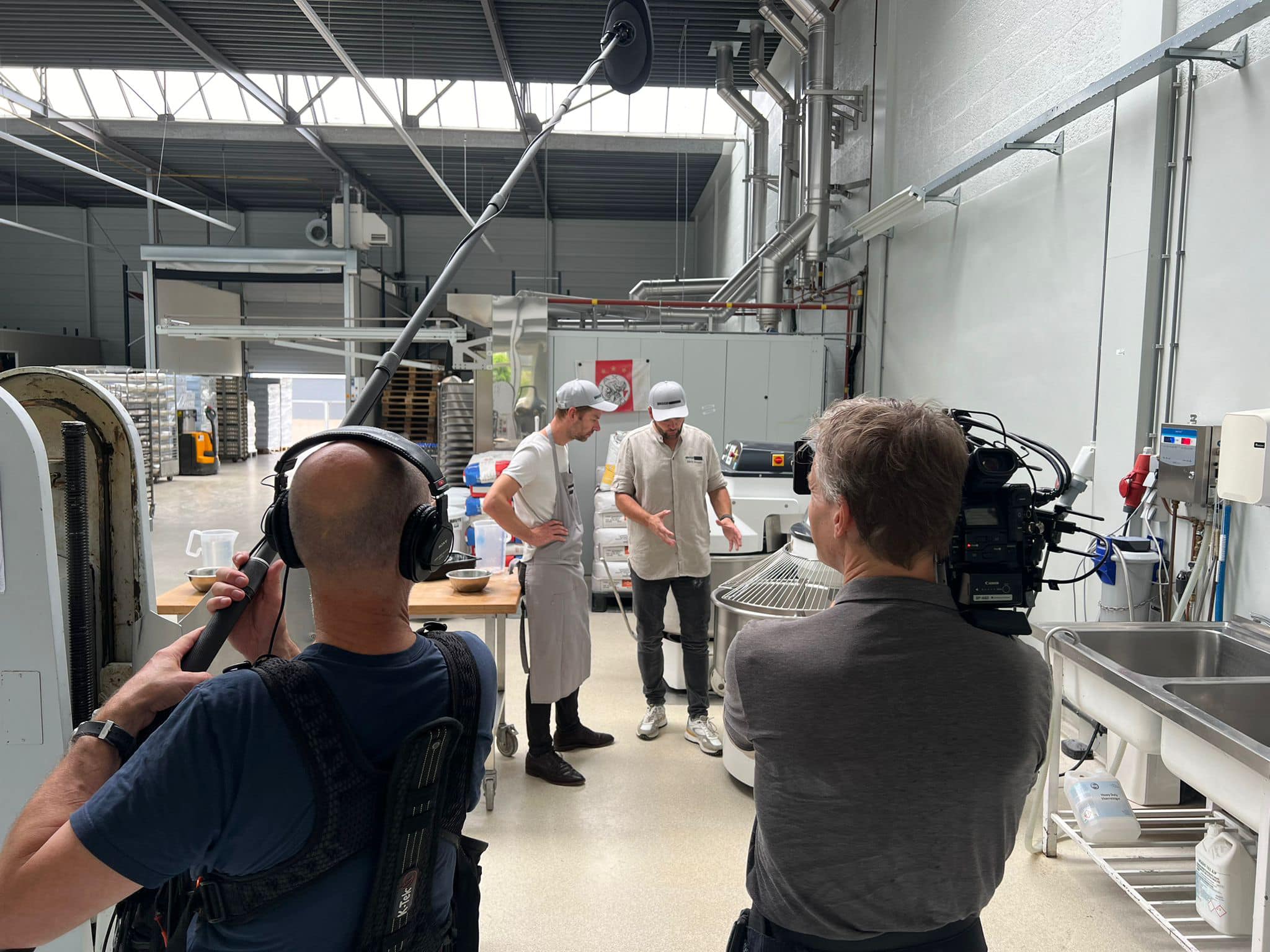 Opnames voor de uitzending in de bakkerij van Edwin Klaasen, waar bakproeven zijn gedaan. Foto: fb