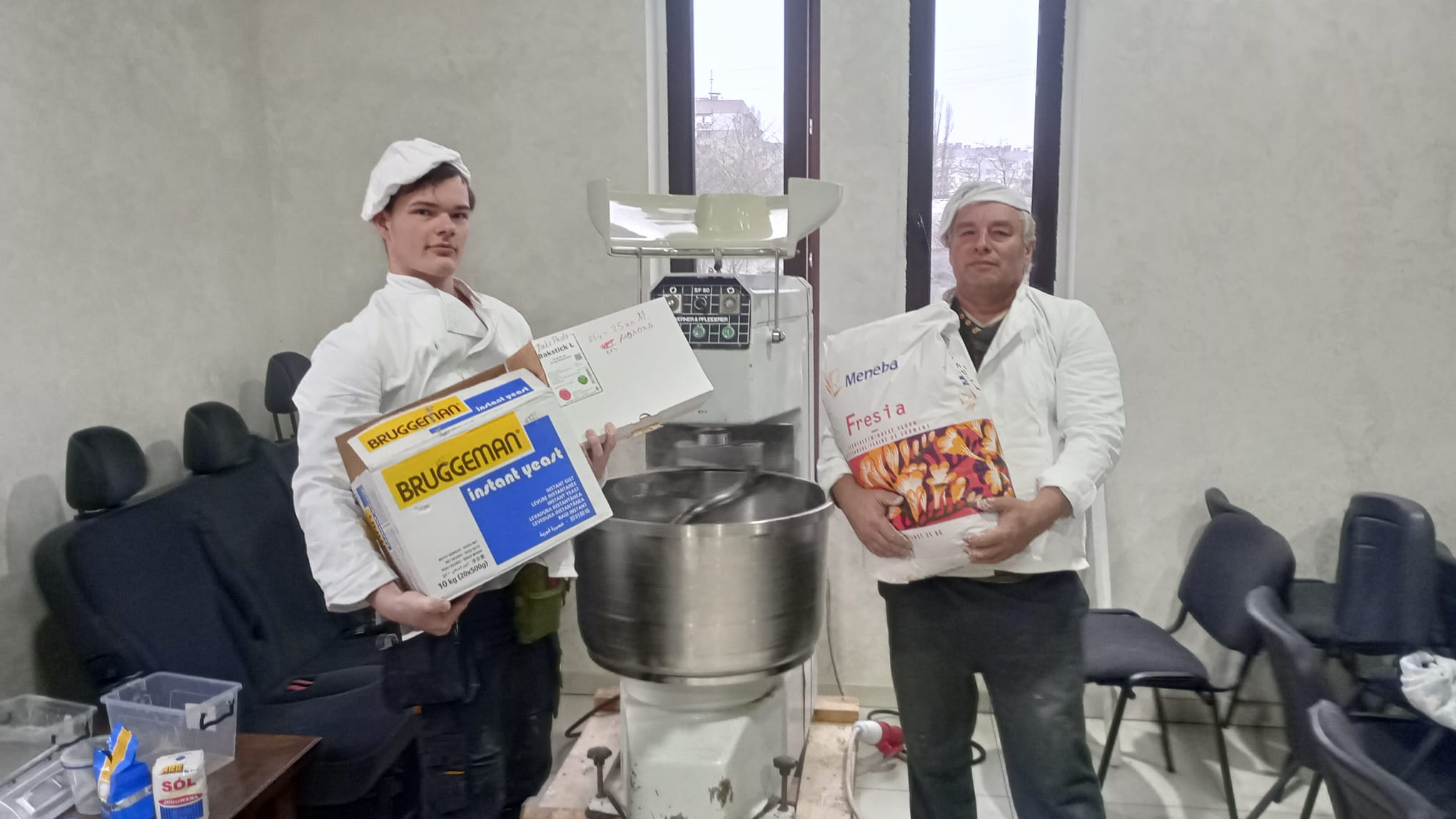 Dankzij steun vanuit de Nederlandse bakkerijsector overhandigt Willem Fennema o.a. een nieuwe mixer aan de bakker in Mykolajiv.