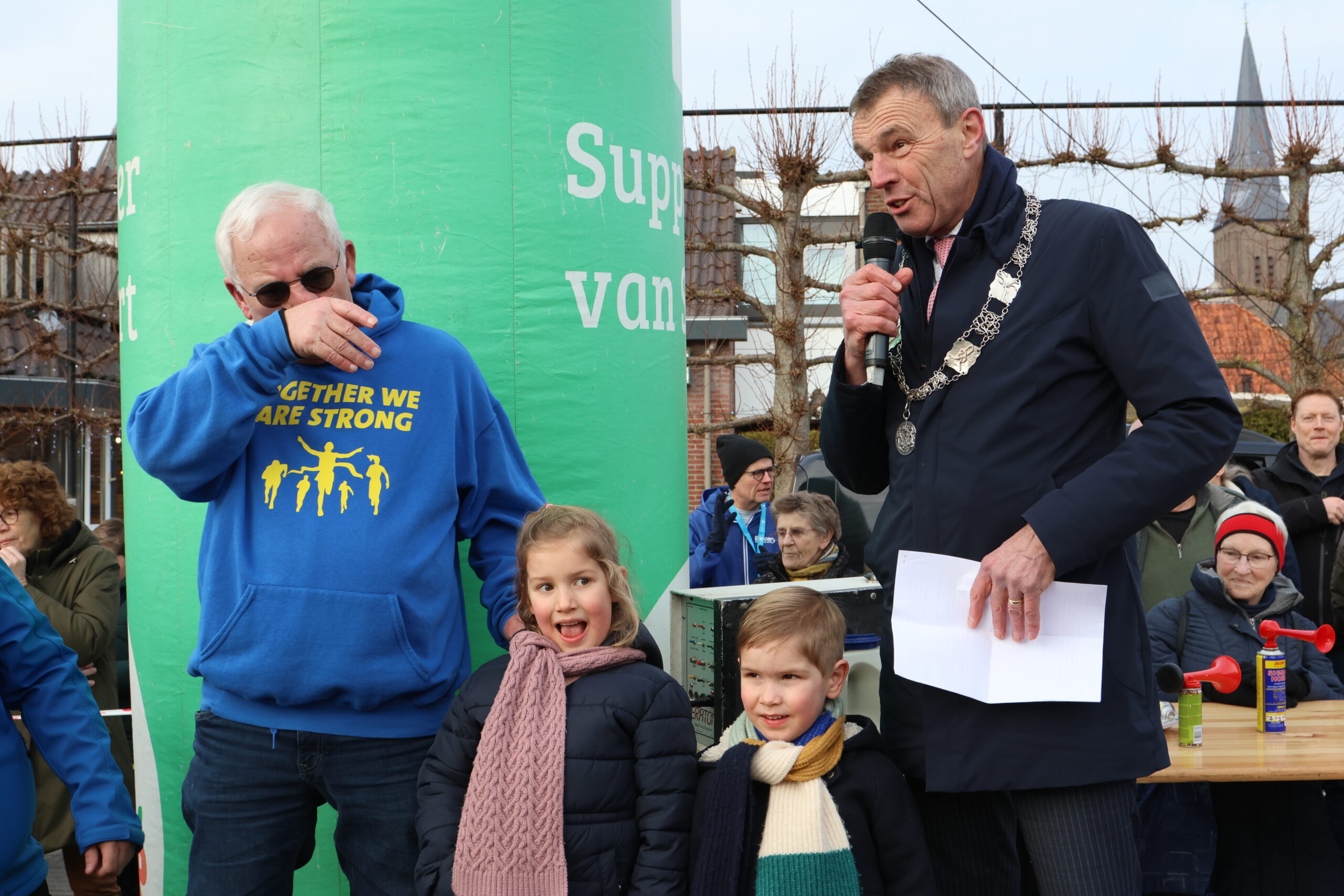 Hoekstra is zeer geroerd door de eer die hem ten deel valt. Foto's: René Terpstra