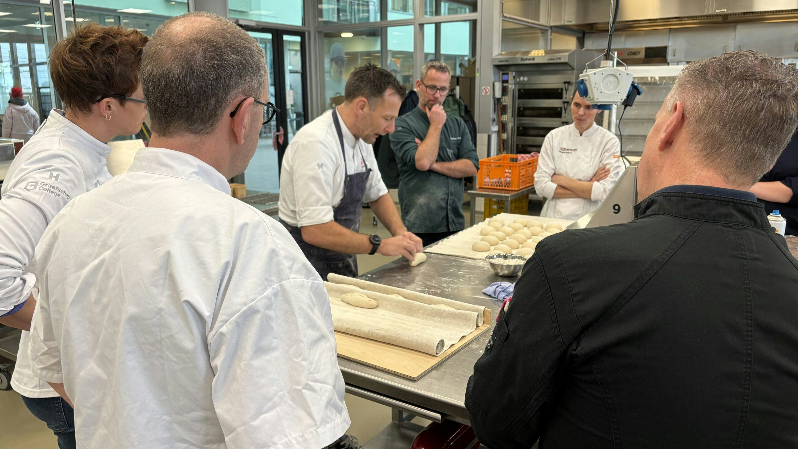 Leraren leren bij: Hans Heiloo begeleidt een groep docenten die diverse bakproeven doet voor één soort brood. Foto's: BI