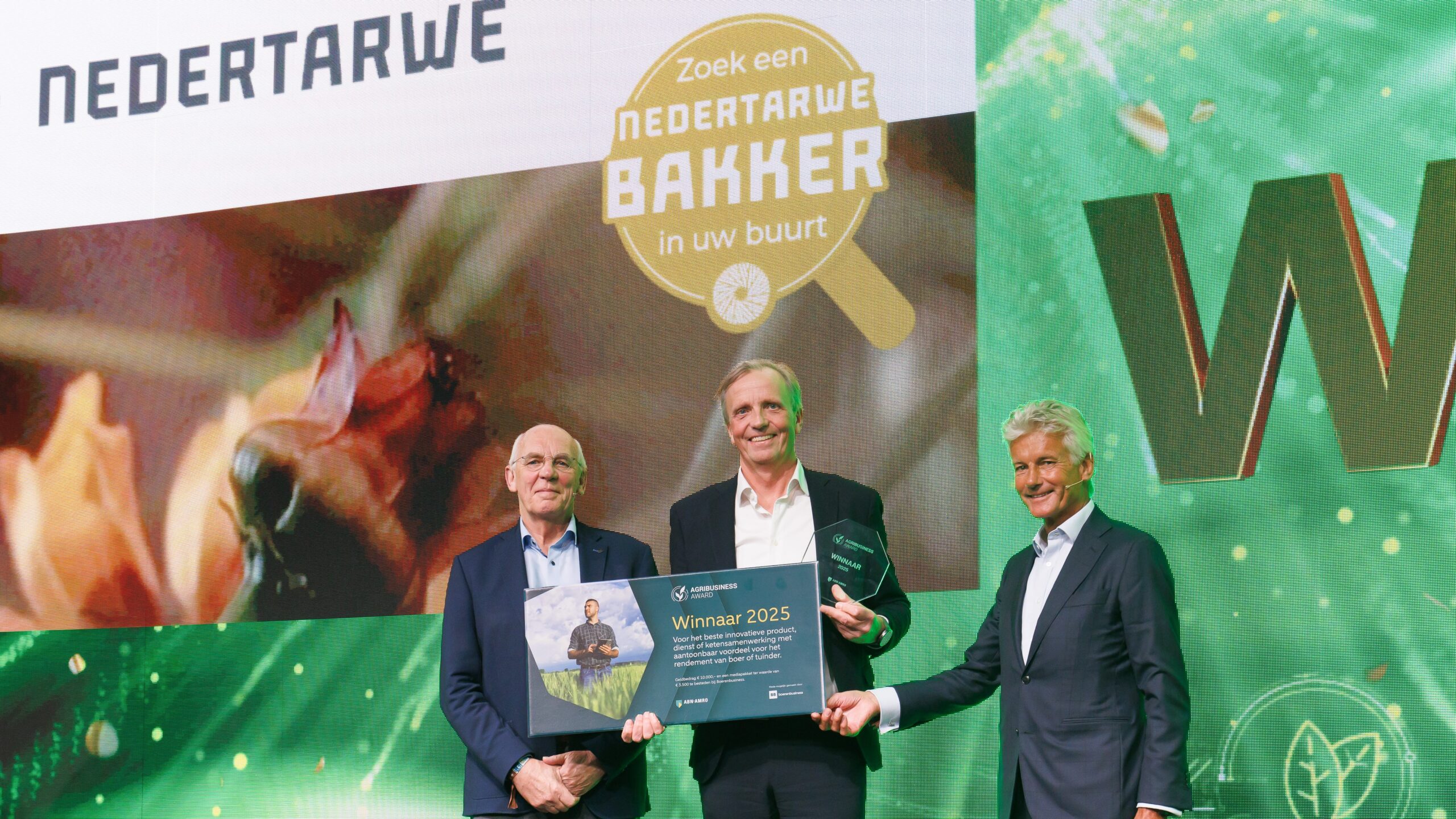 Dirk Lodewijk, CEO van Royal Koopmans (m) neemt de prijs in ontvangst van juryvoorzitter Aalt Dijkhuizen (l). Foto: Hannie Verhoeven 