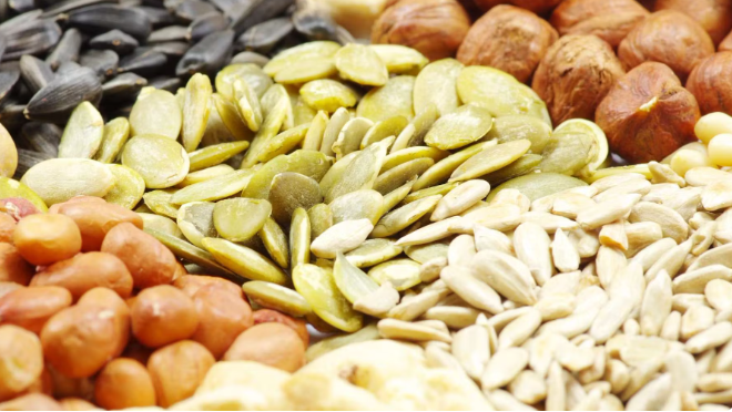 Als Tasty Basics een nieuw product ontwikkelt, gebruiken ze vooral onbewerkte ingrediënten zoals noten en zaden, hele grondstoffen in plaats van bewerkte ingrediënten.
Foto: Shutterstock