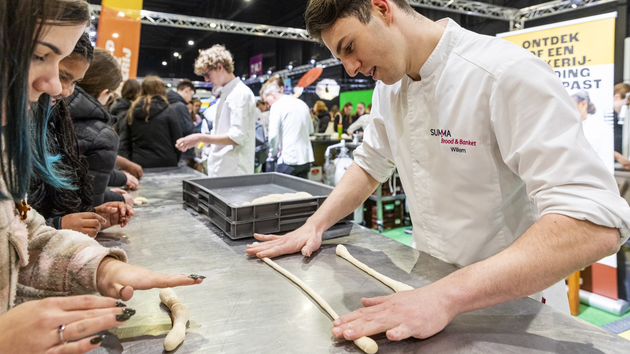 Een van de urgente zaken waarvoor geld van het sociaal fonds wordt ingezet, is de werving van jonge bakkers. Op de foto Willem van Ven die tijdens een demo laat zien hoe mooi zijn vak is. Foto: Stichting Bakkracht