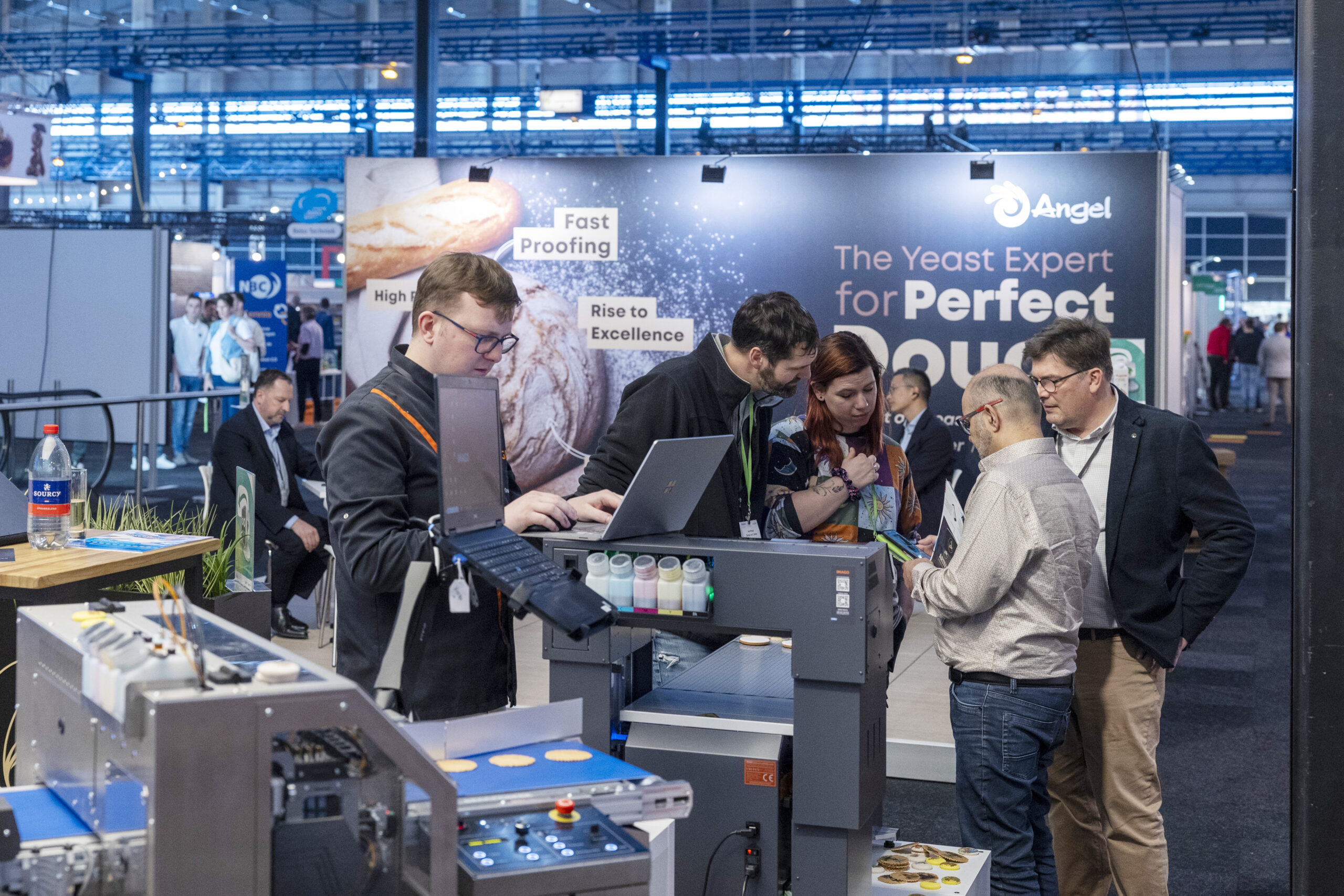 Inspiratie opdoen kan op een vakbeurs, zoals hier op Bakkersvak, maar ook door naar andere branches en collega's te kijken. Foto: Herbert Wiggerman