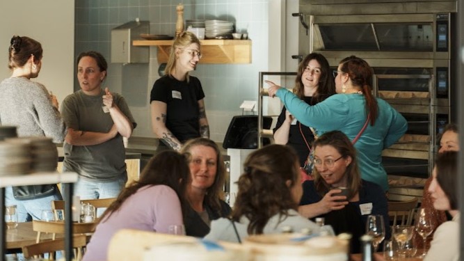De vakvrouwen hadden meer dan genoeg te bespreken tijdens de eerste bijeenkomst van De Nieuwe Broodwinners. Foto's: BI
