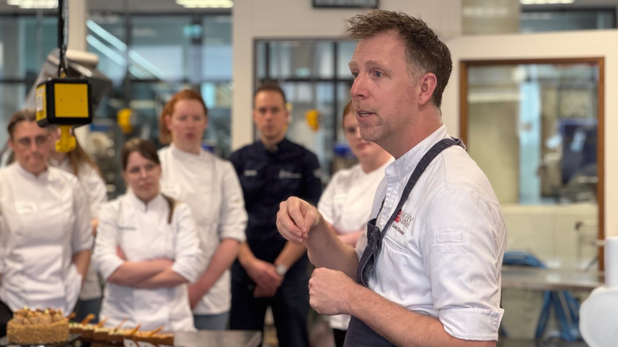 Gerard Blaauw is voorzitter van de Stichting Jeugdvakwedstrijden. Hij traint ook graag de jeugd, zoals hier op Summa aan genomineerden voor het NK Jeugdvakwedstrijden in 2025. Foto: Summa