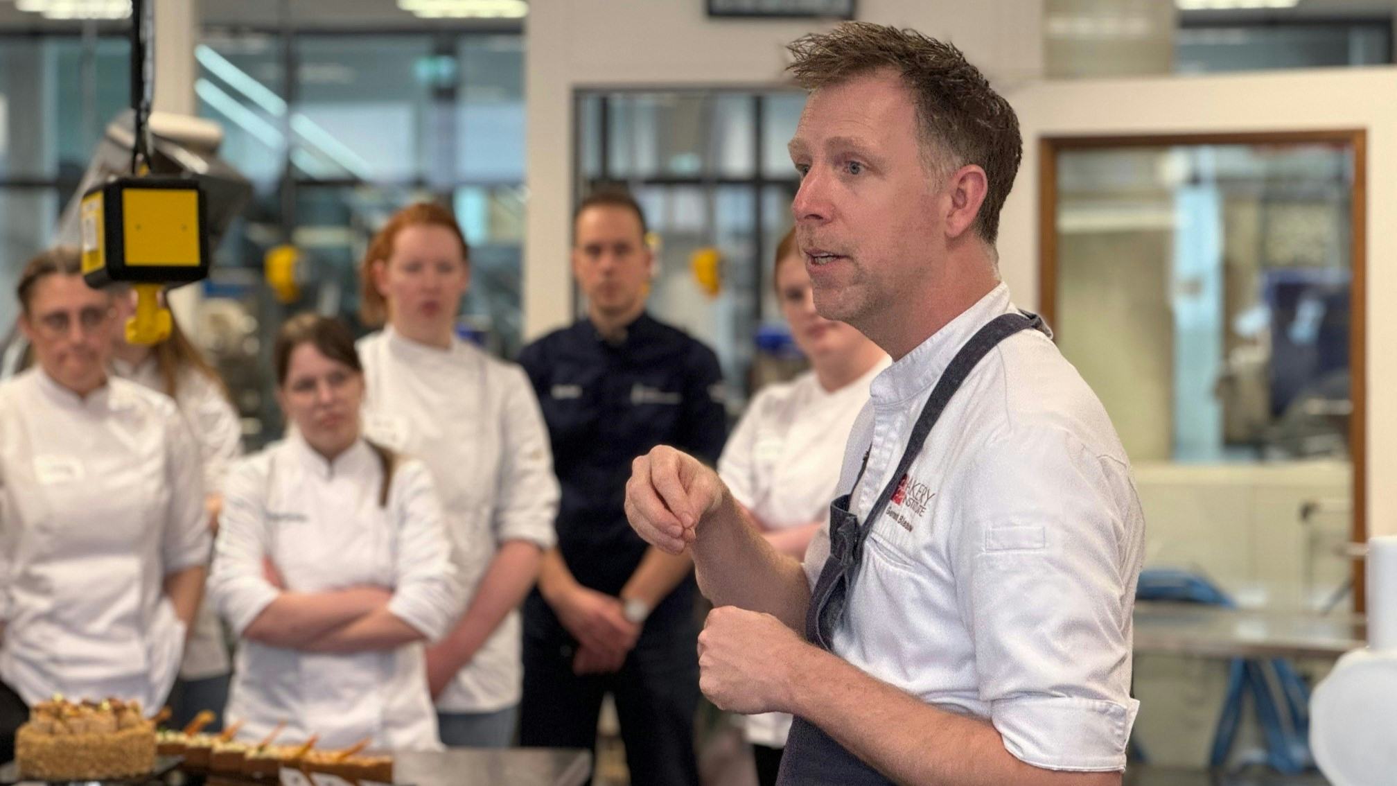 Gerard Blaauw is voorzitter van de Stichting Jeugdvakwedstrijden. Hij traint ook graag de jeugd, zoals hier op Summa aan genomineerden voor het NK Jeugdvakwedstrijden in 2025. Foto: Summa